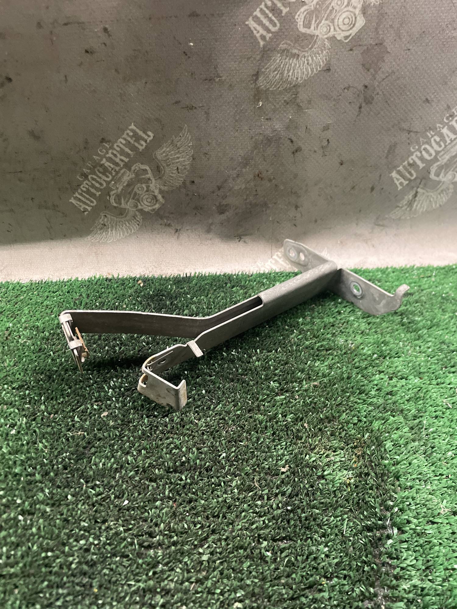 Кронштейн захисту бампера правий Mercedes w204 w212 a2045241440