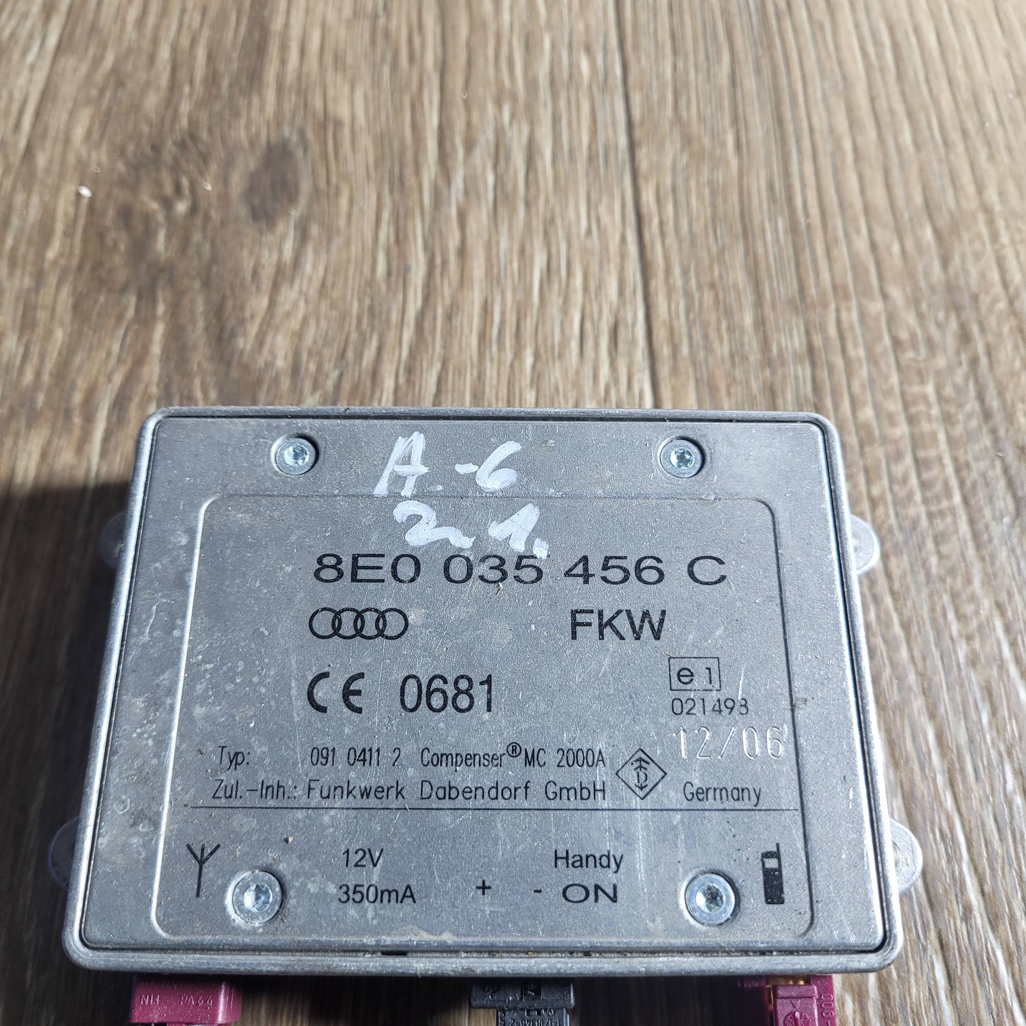Підсилювач антени 8E0035456C AUDI A6 C-6 AUDI