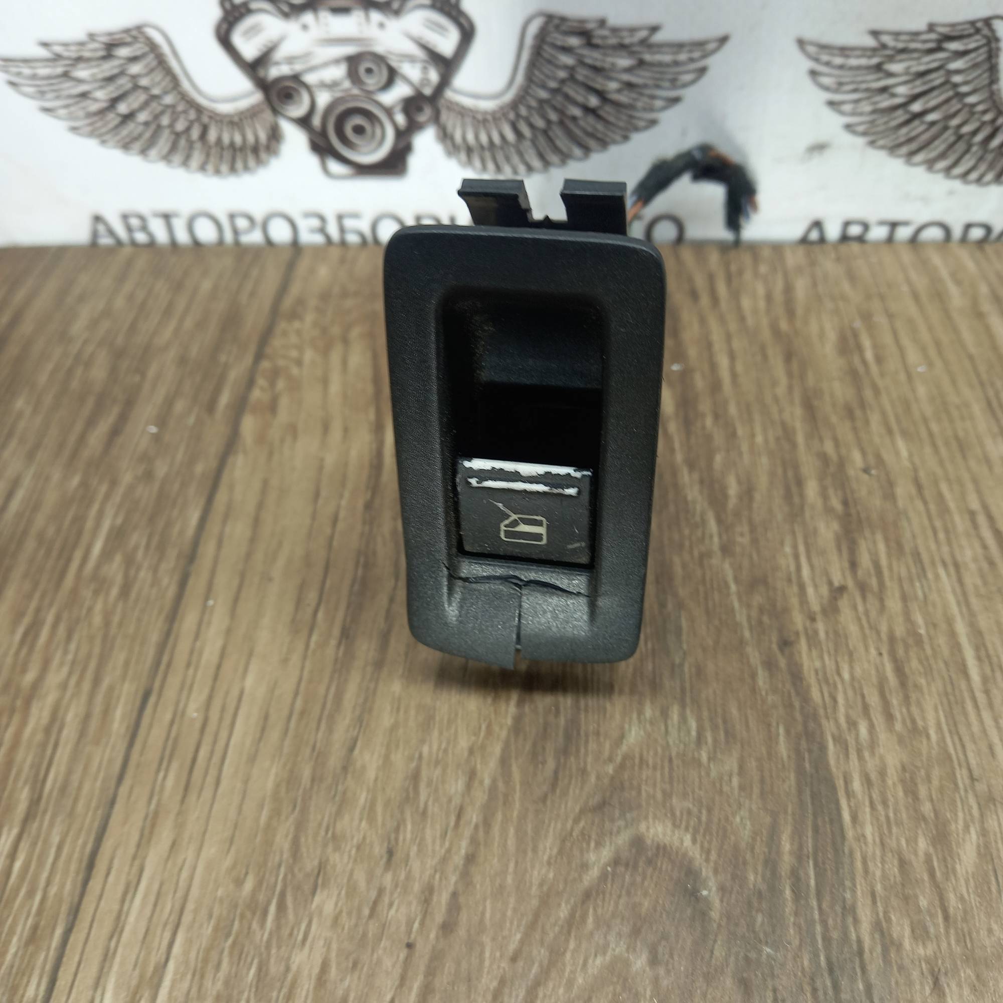 Кнопка склопідйомника передня права Volkswagen Caddy 1F0959527