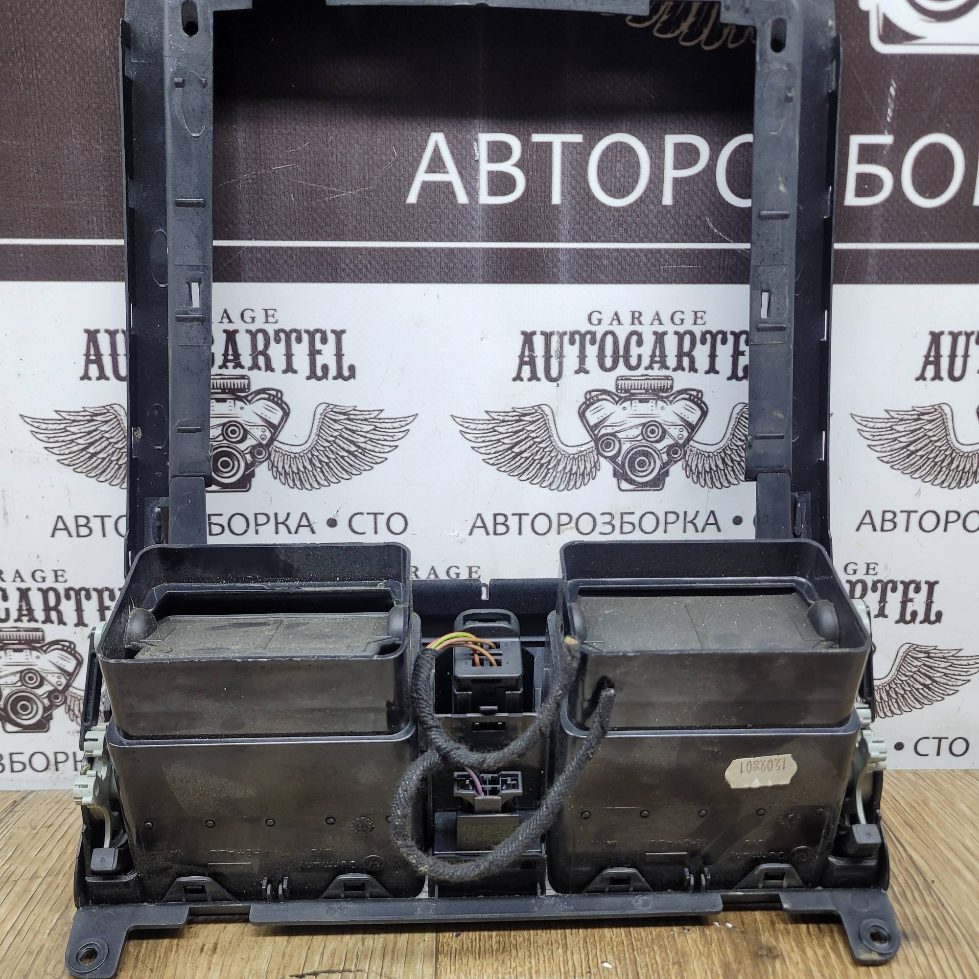 Рамка торпеди центральна з повітроводами VW Touran 2010-2015 1t1819728