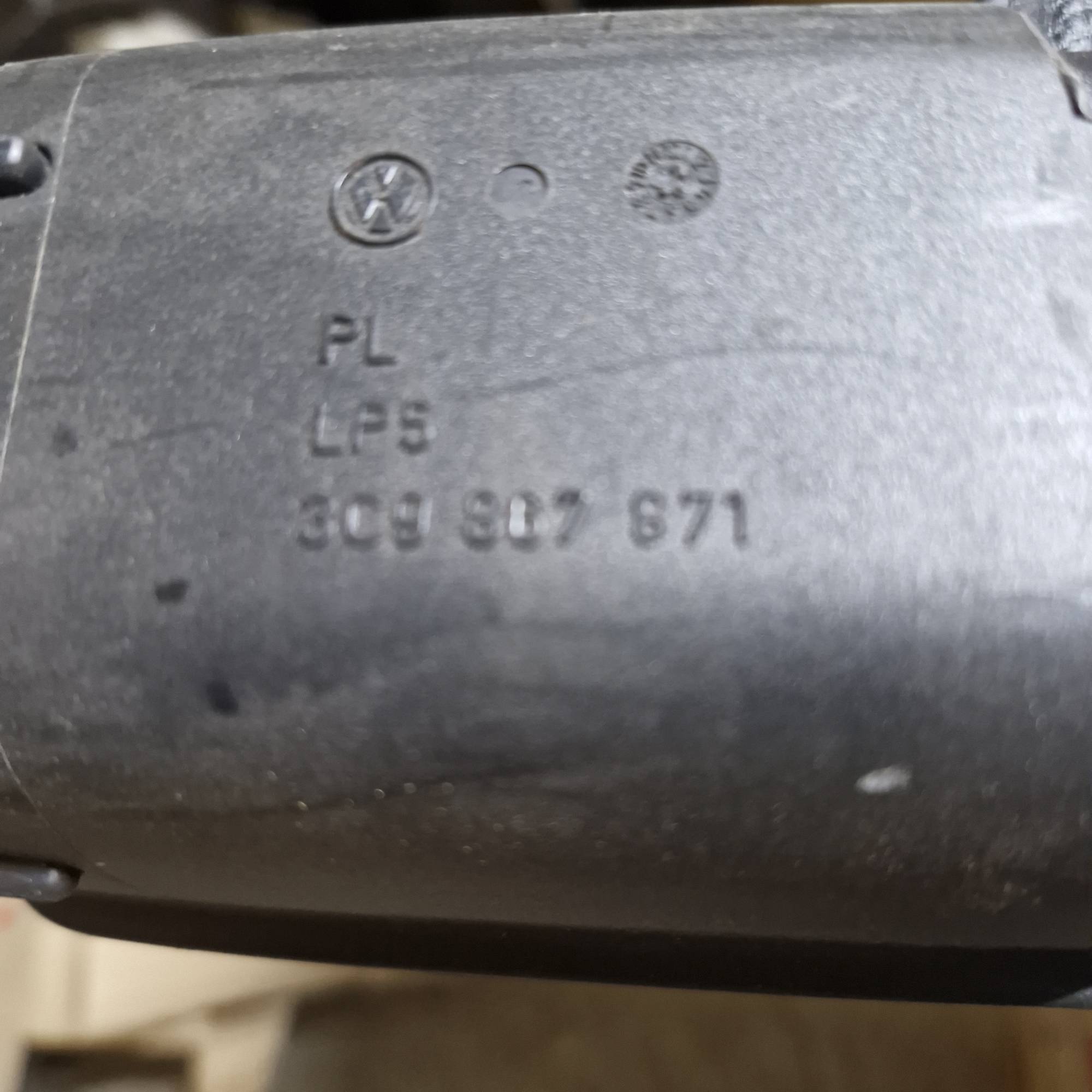 3c9867871 Задня шторка для універсала Volkswagen passat b6