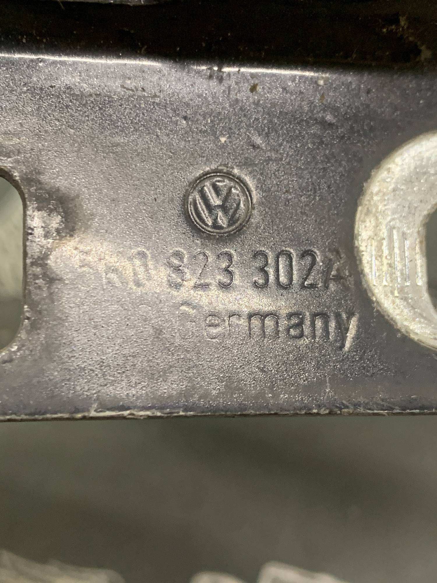 Петля капота права vw golf v 03-09, jetta v 05-10, golf plus 05-14