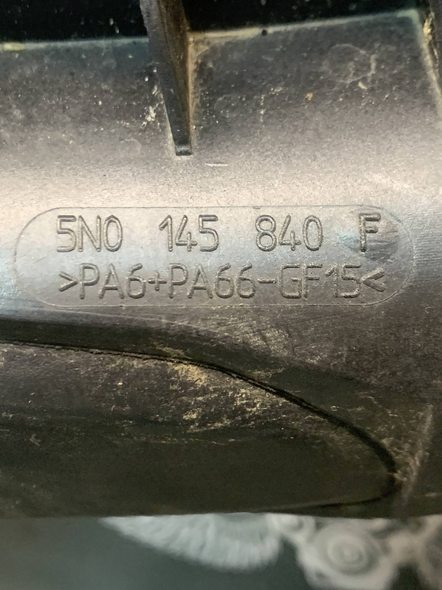 Патрубок інтеркулера лівий 2.0 tdi VW Passat B6 (05-10) / Skoda Octavia II / Superb II (08-15) 5n0145840f