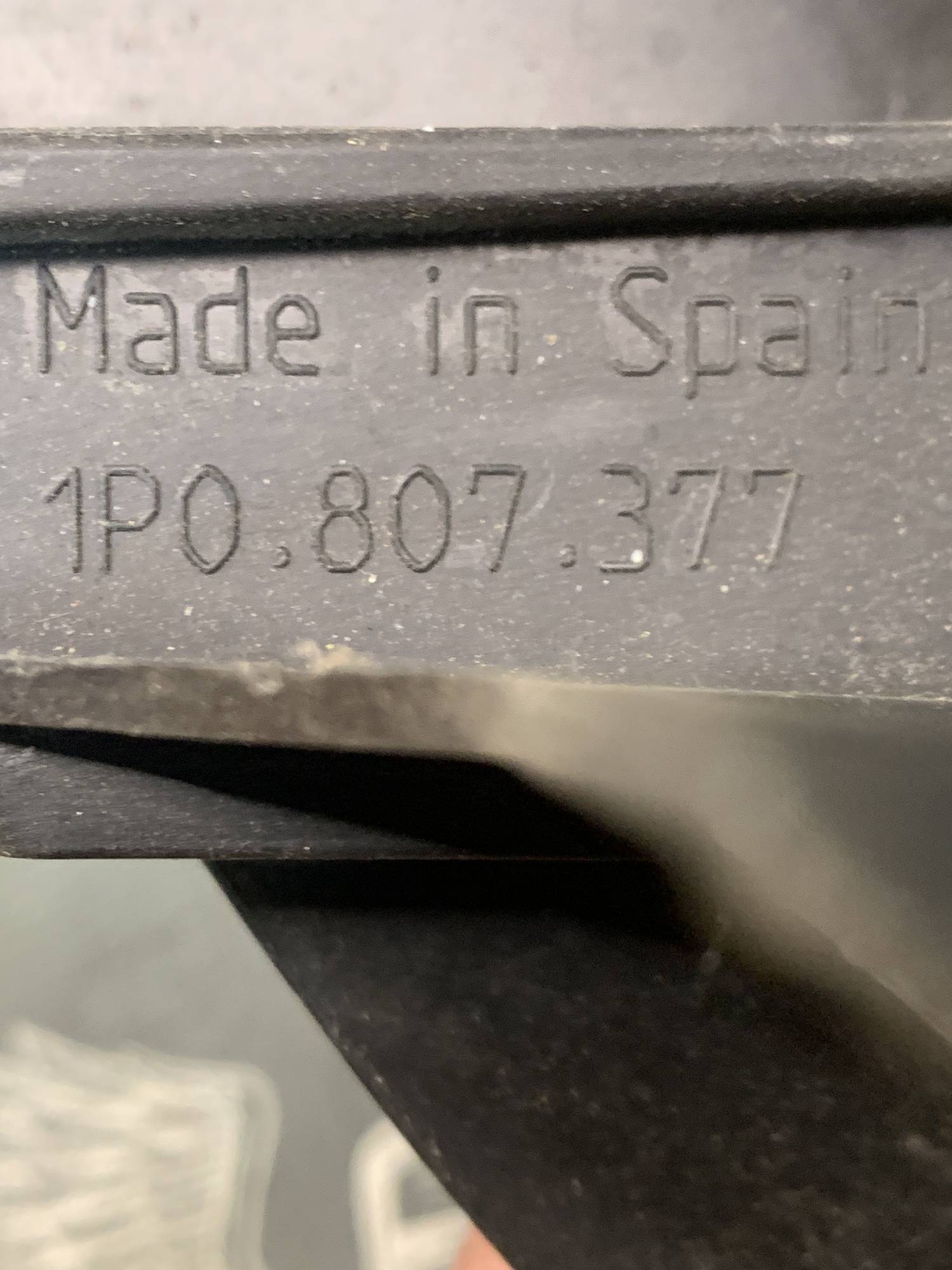 Кронштейн кріплення направляюча заднього бампера лівий Seat Leon 1P 1p0807377
