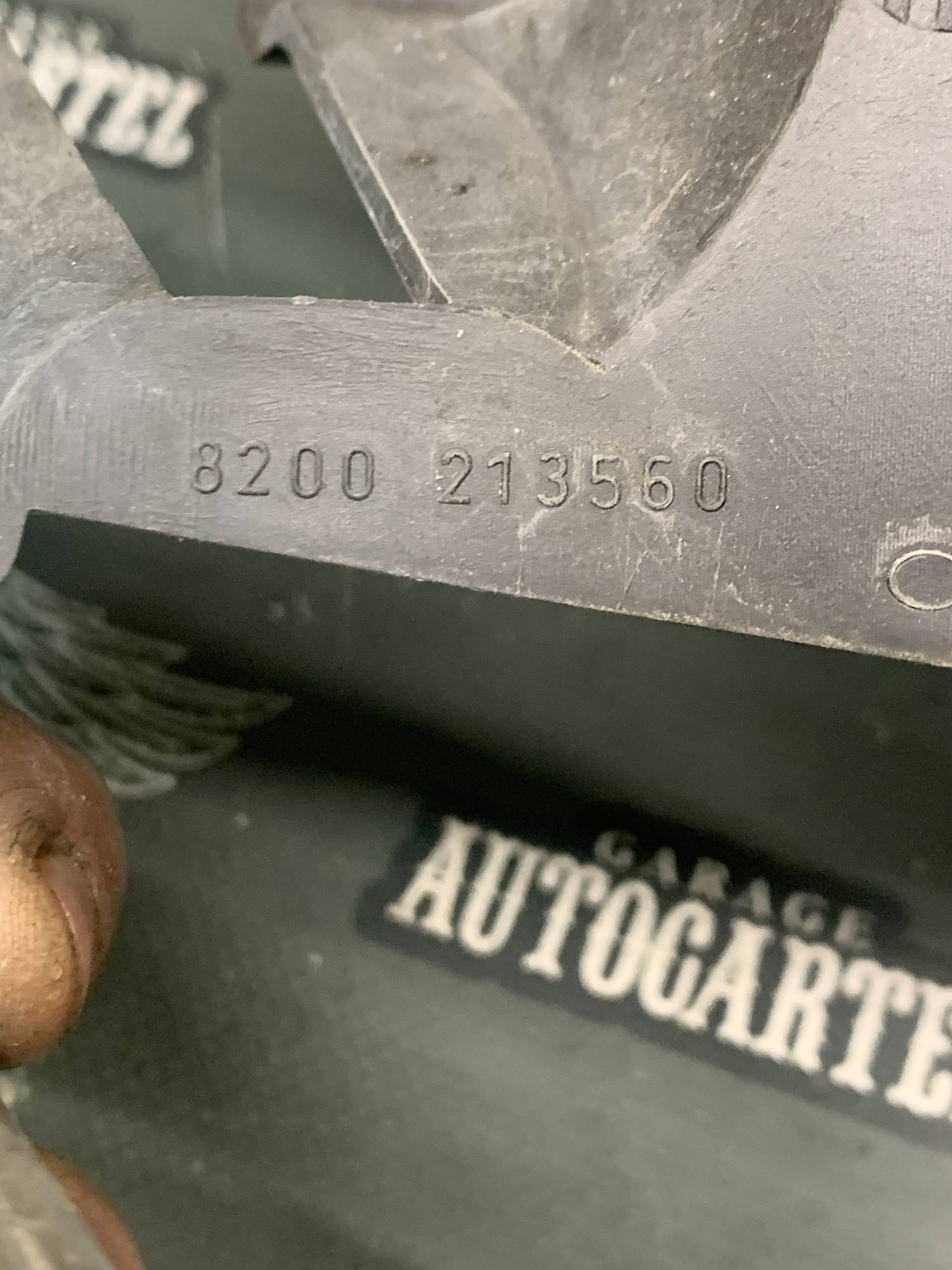 Кронштейн кріплення передньої фари бампера правий Renault Modus 8200213560