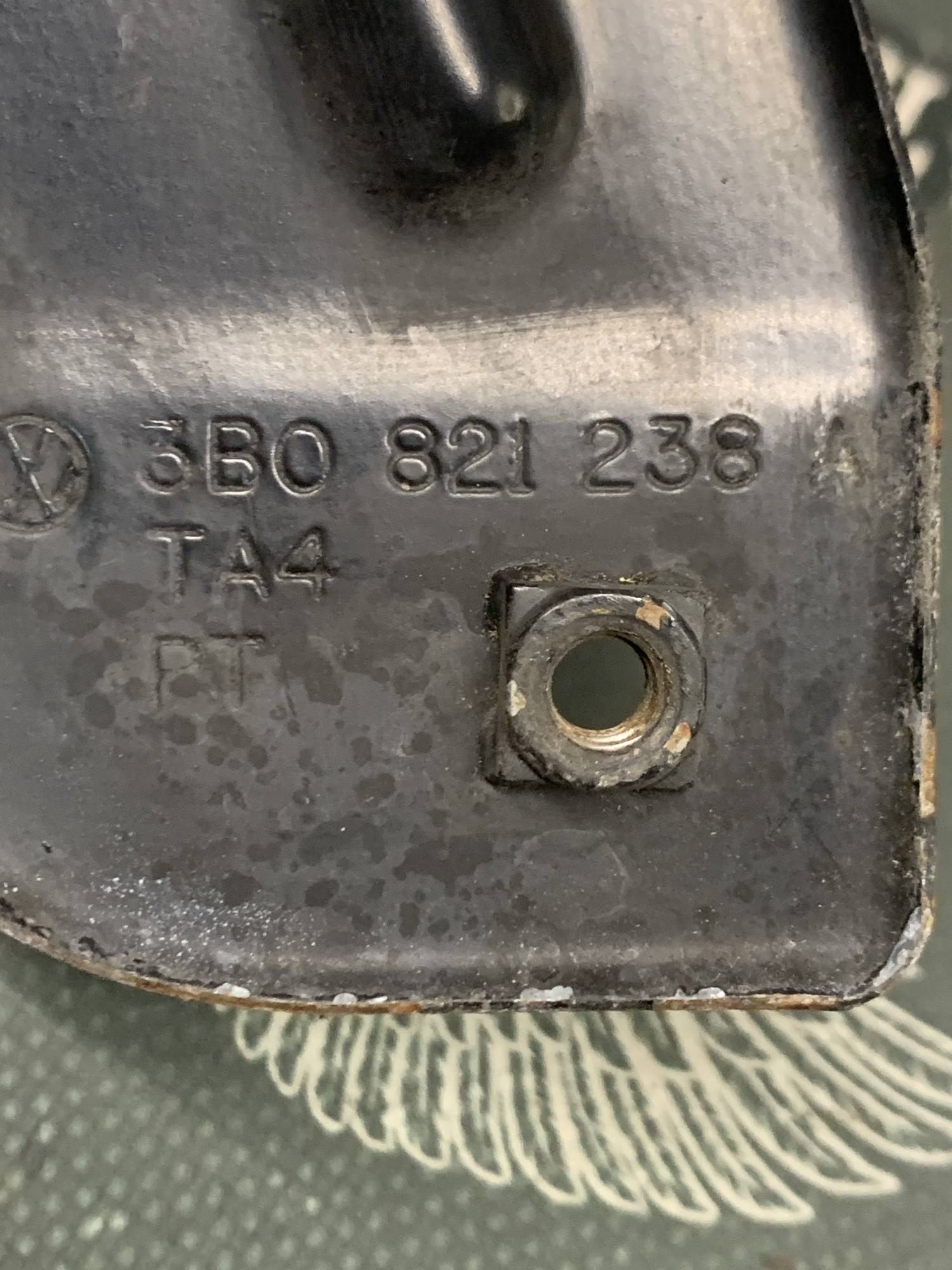 Кронштейн крила правого Volkswagen Passat B5 3b0821238a