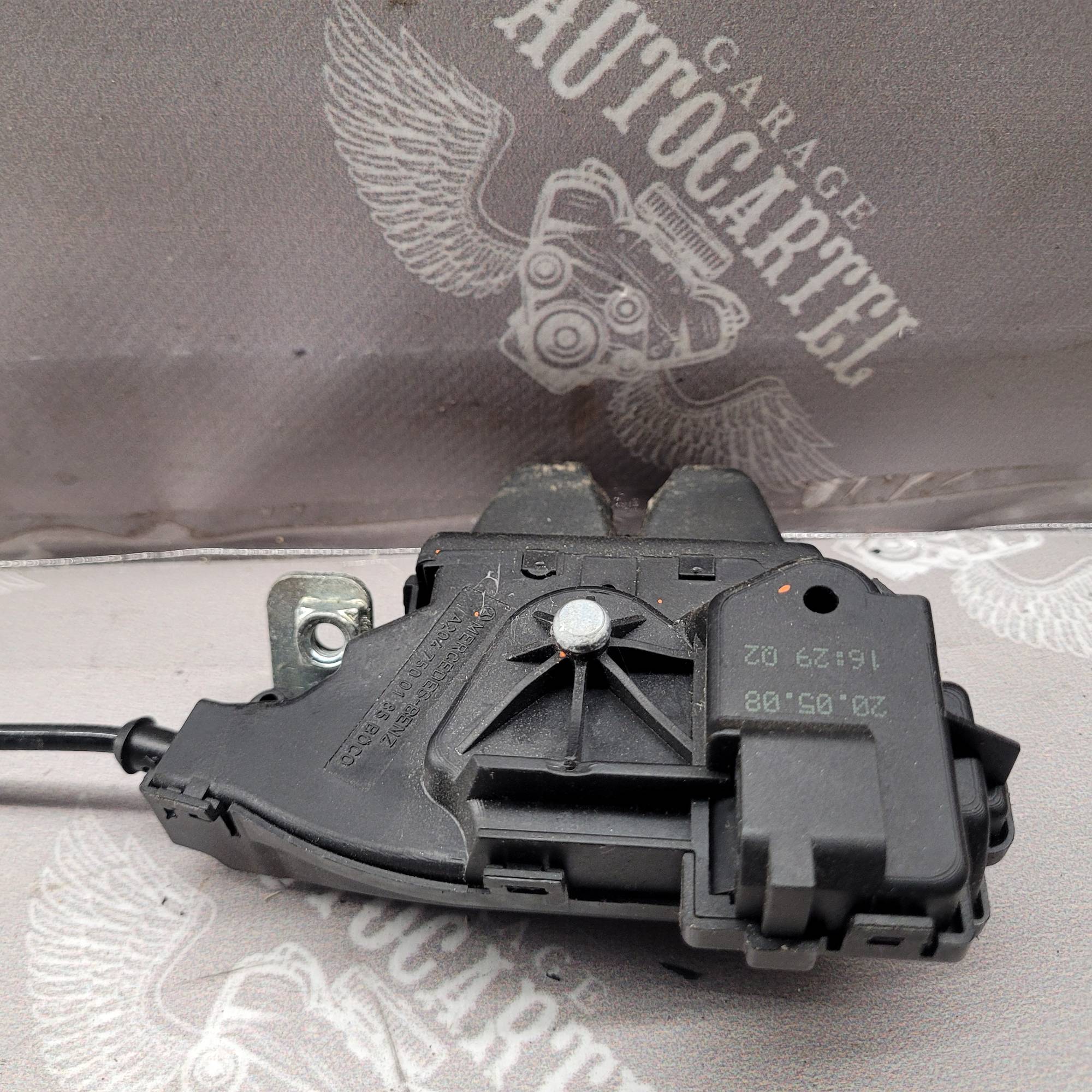 Замок крышки багажника Mercedes C207, W204, W212 A2047500185
