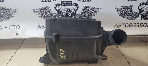 Корпус повітряного фільтра Volkswagen Jetta 1K0129607AJ Б/У 1K0129607AJ