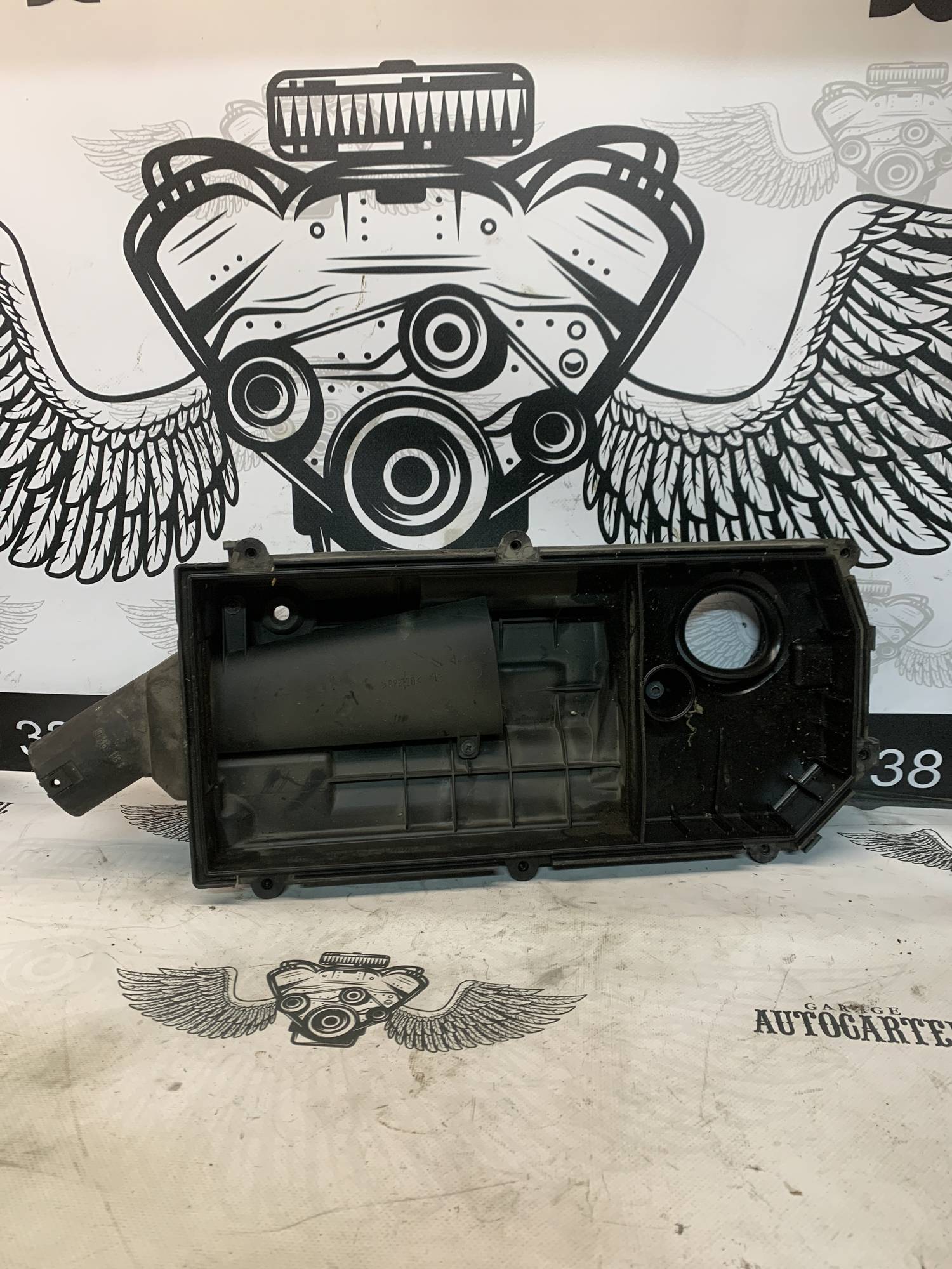 Корпус повітряного фільтра VW Golf 4 1.6 16V кришка 036129611ar