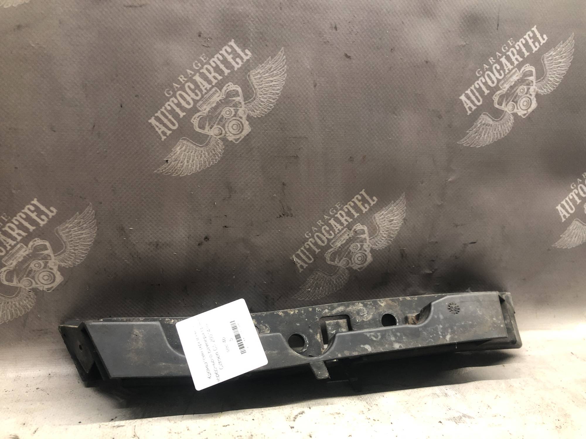 Кронштейн (кріплення) переднього бампера правий Citroёn C5 2001499