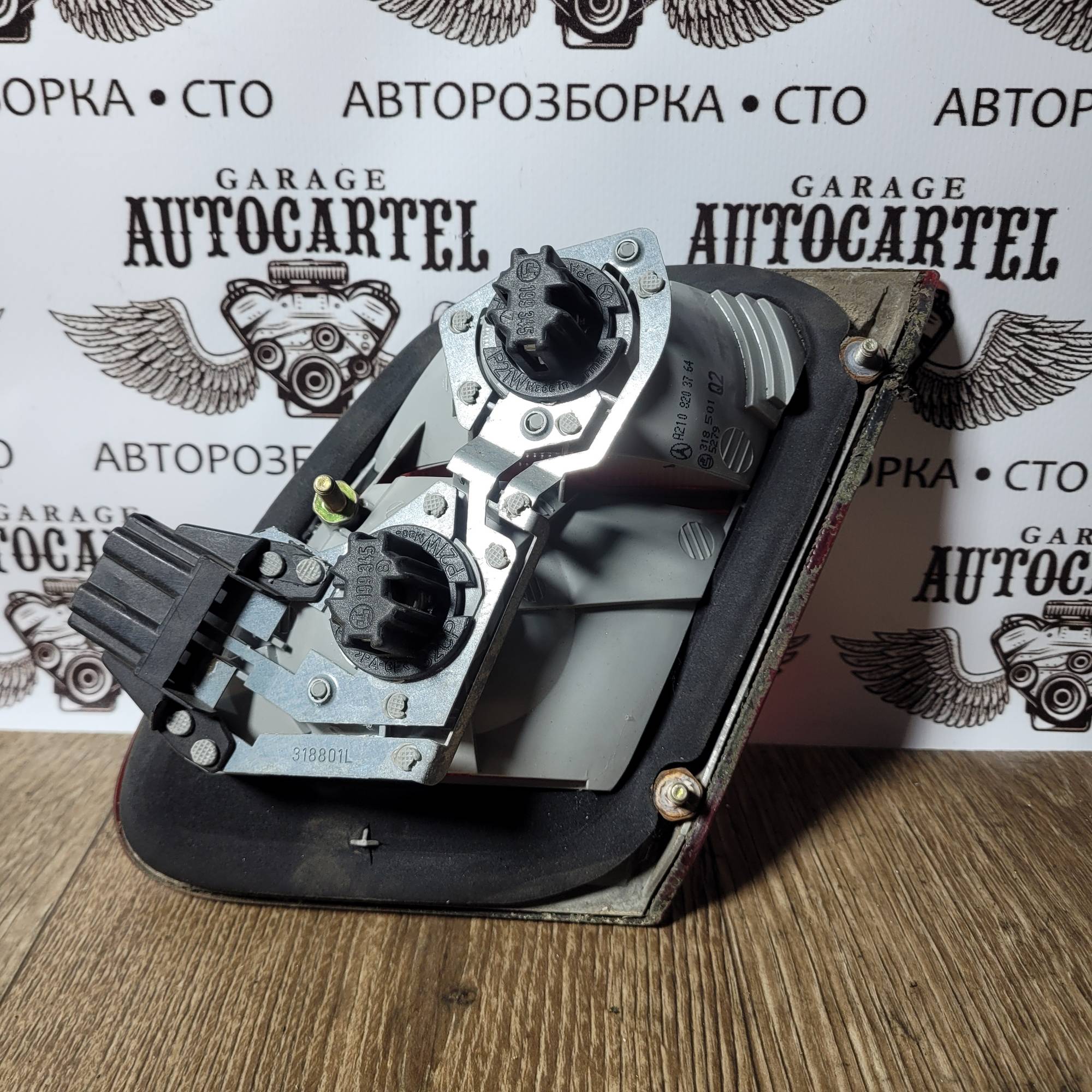 Ліхтар лівий внутрішній MERCEDES-BENZ E-CLASS W210 A2108203764