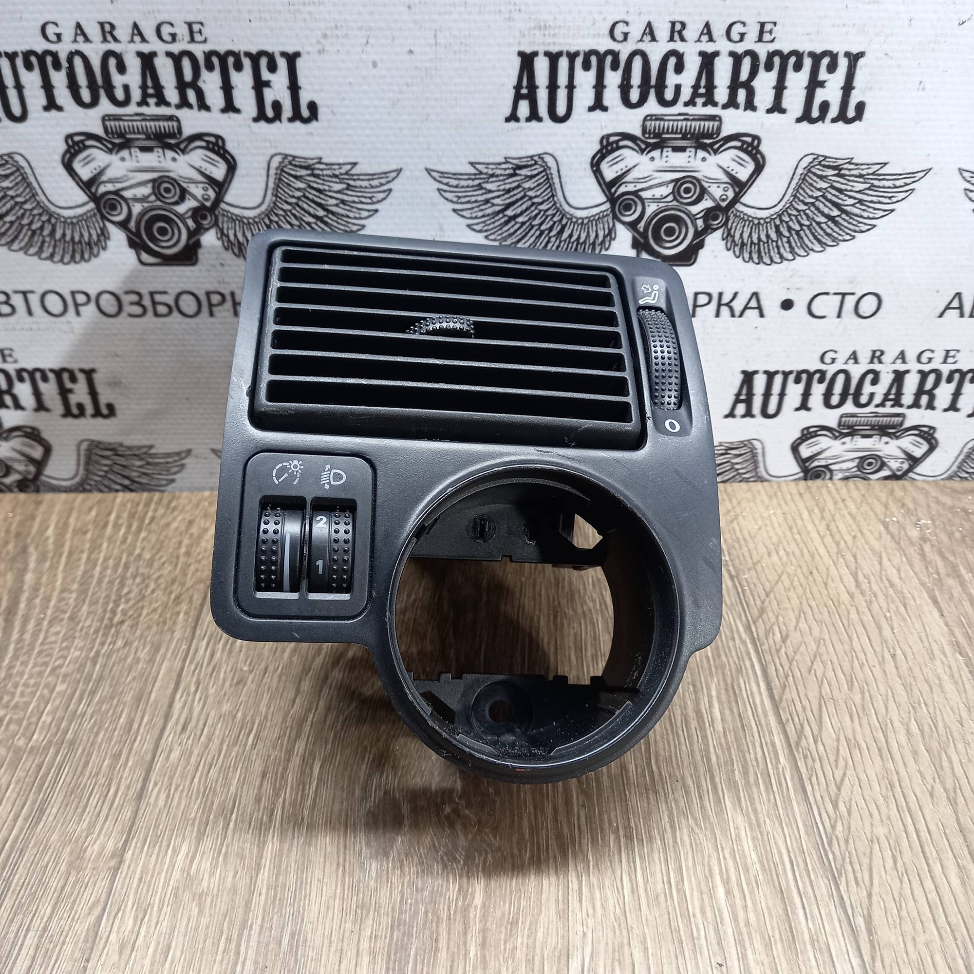 Дефлектор обдуву салону Volkswagen Golf 4. Лівий. 1J1815715A.