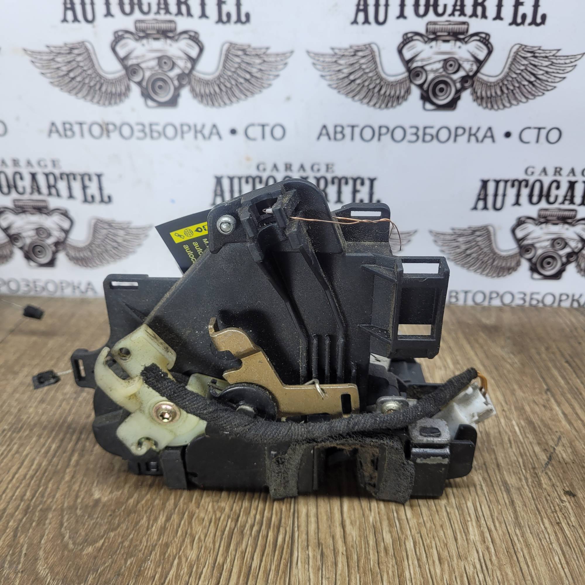 Замок передній лівий Volkswagen golf 4,Fabia ,Polo,Skoda tour механічний a3b18347015