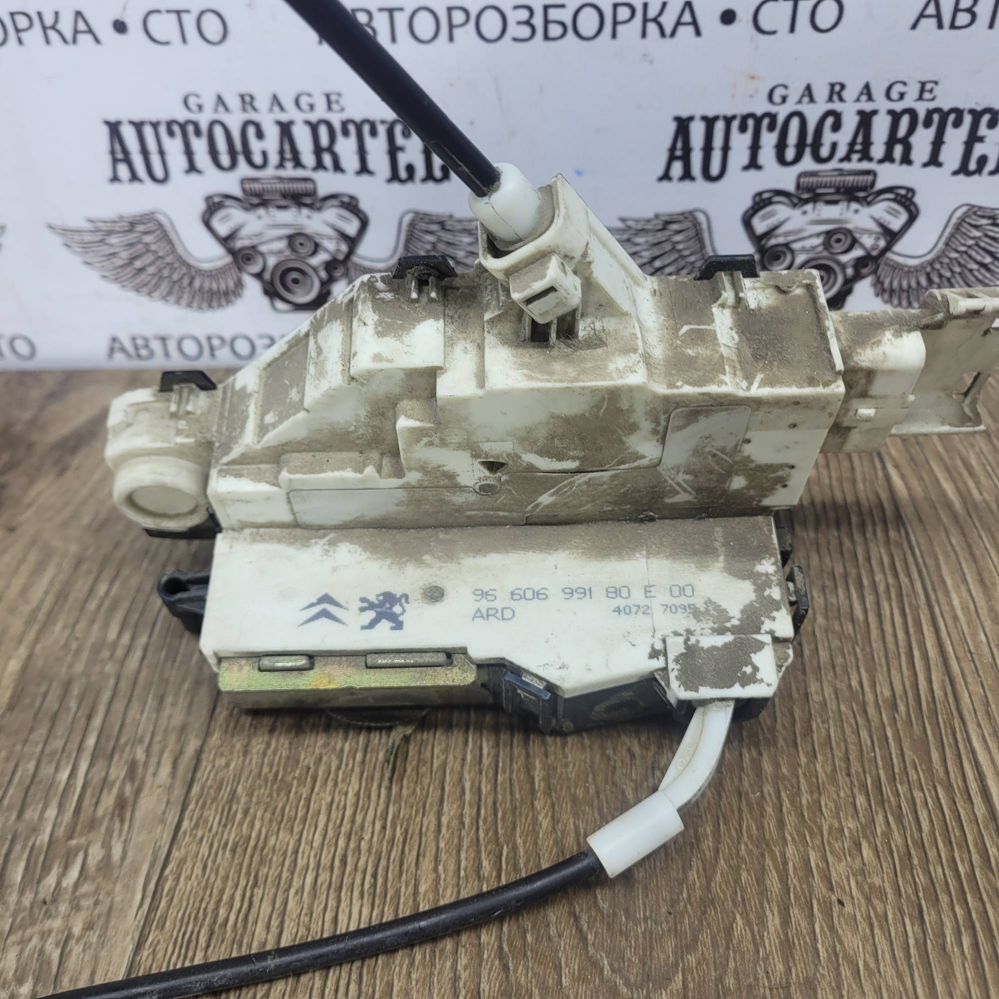 Замок двері передній правий Peugeot 407 9660699180e