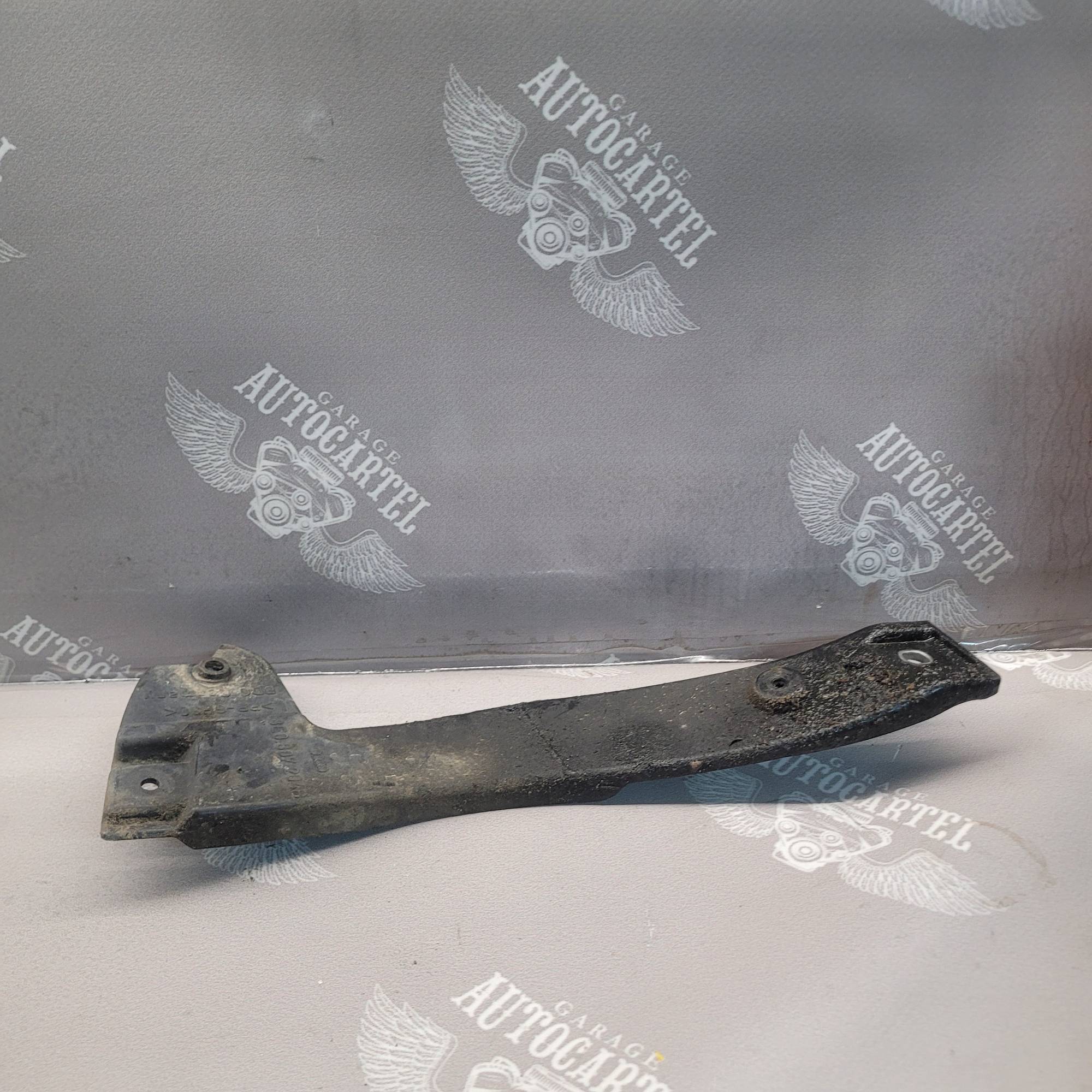 Кронштейн переднього бампера Audi A4 B7 05-08 8E0807204B 8E0807203B