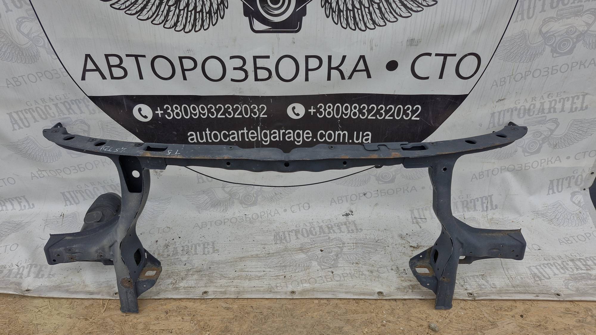 Панель передня (телевізор) VW Transporter T5