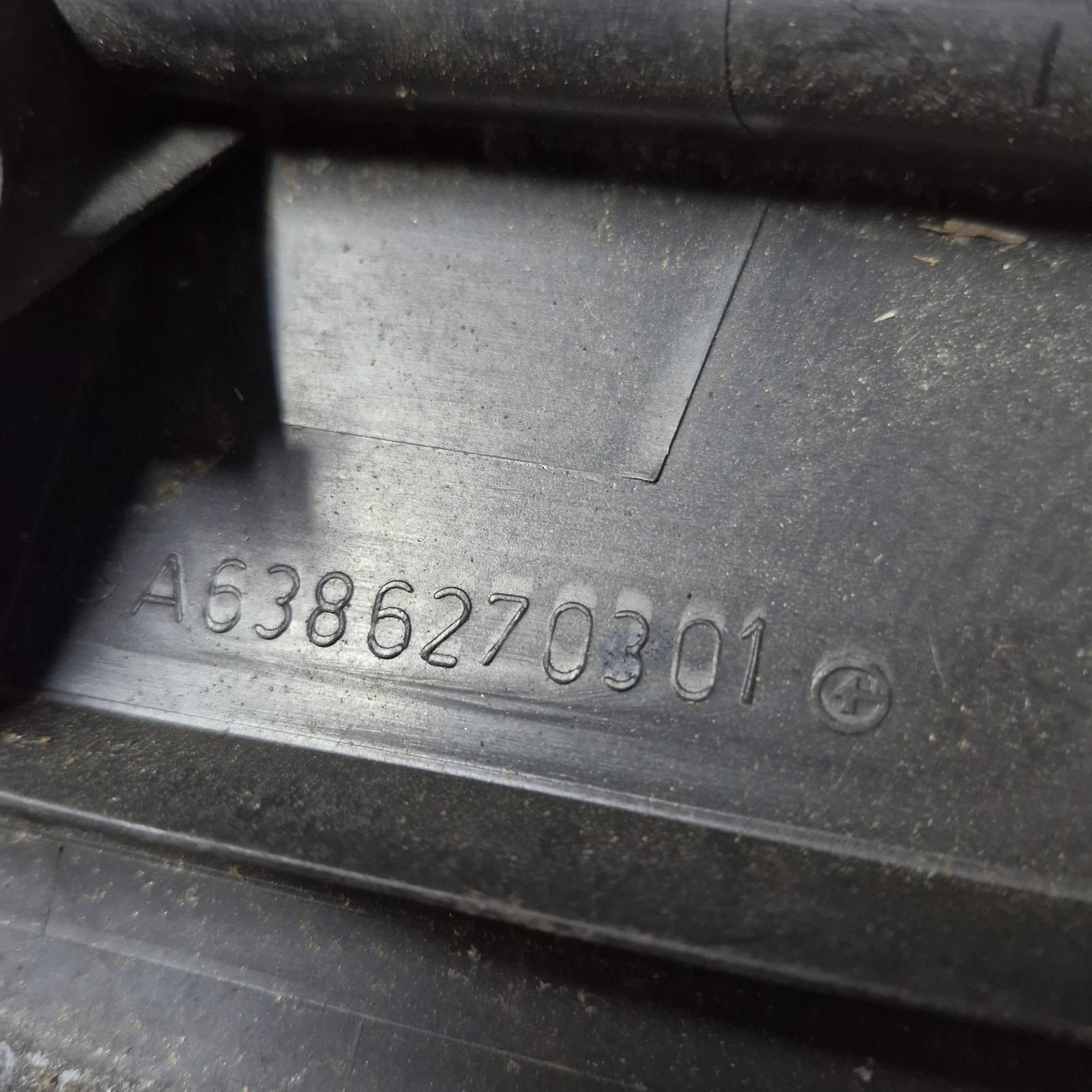 a6386270301 Декоративна накладка під лобове скло жабо W638 1996-2003 vito