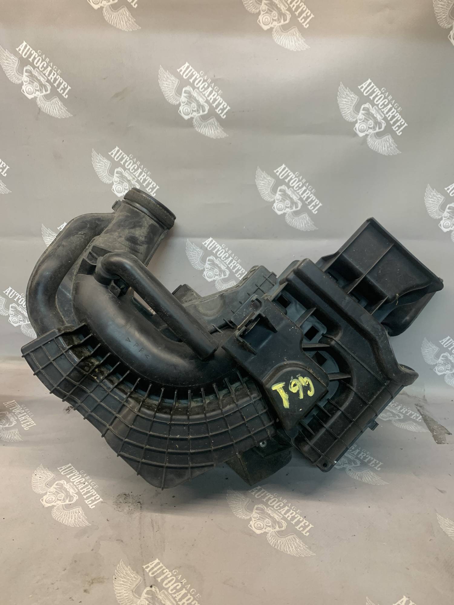 LF5W-13-200A | Резонатор повітряного фільтра Mazda 5 1999—2018 (mazda)