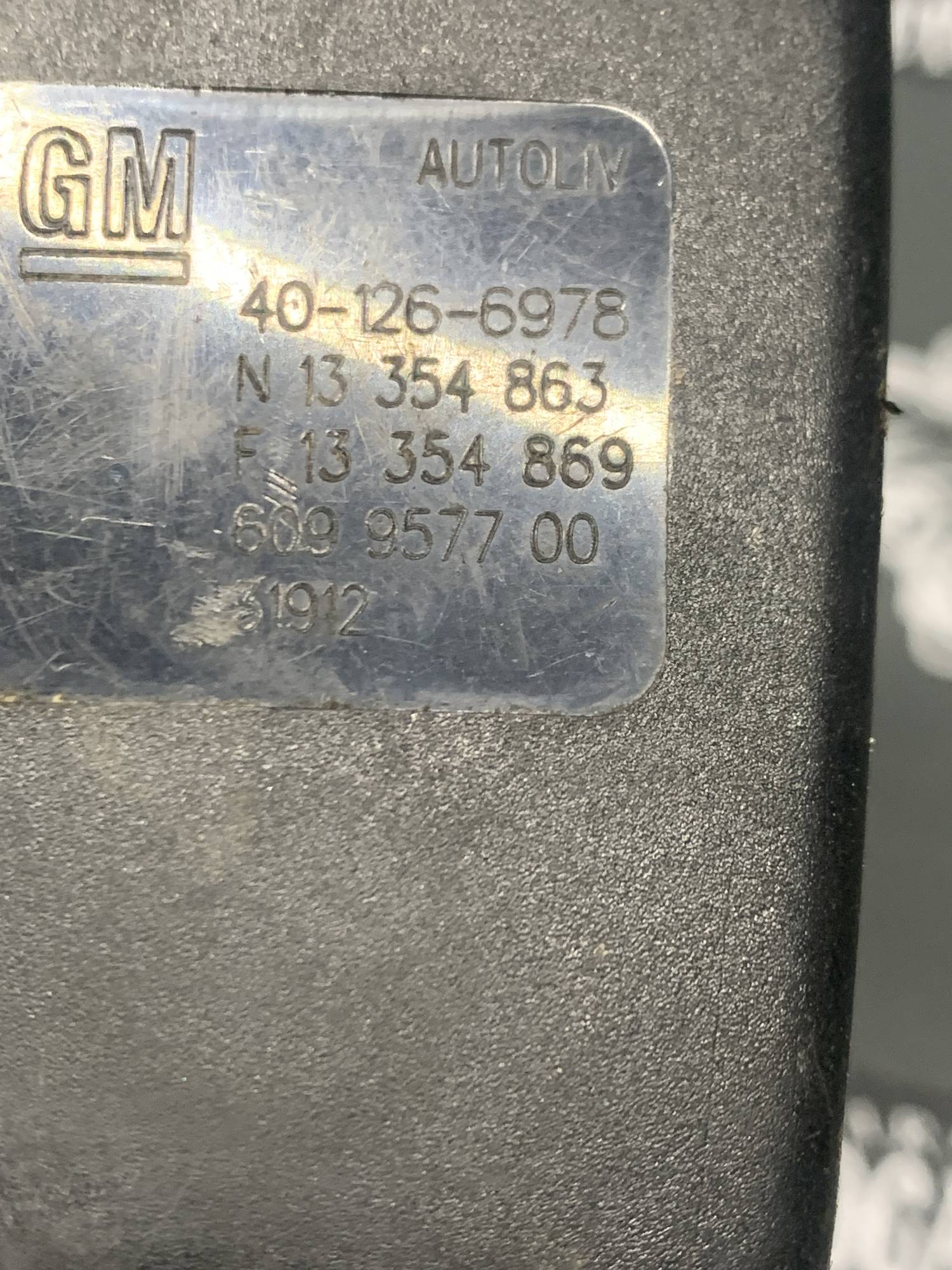 13354869 Фіксатор (замок) ременя безпеки задній Opel Astra J 09-15р.