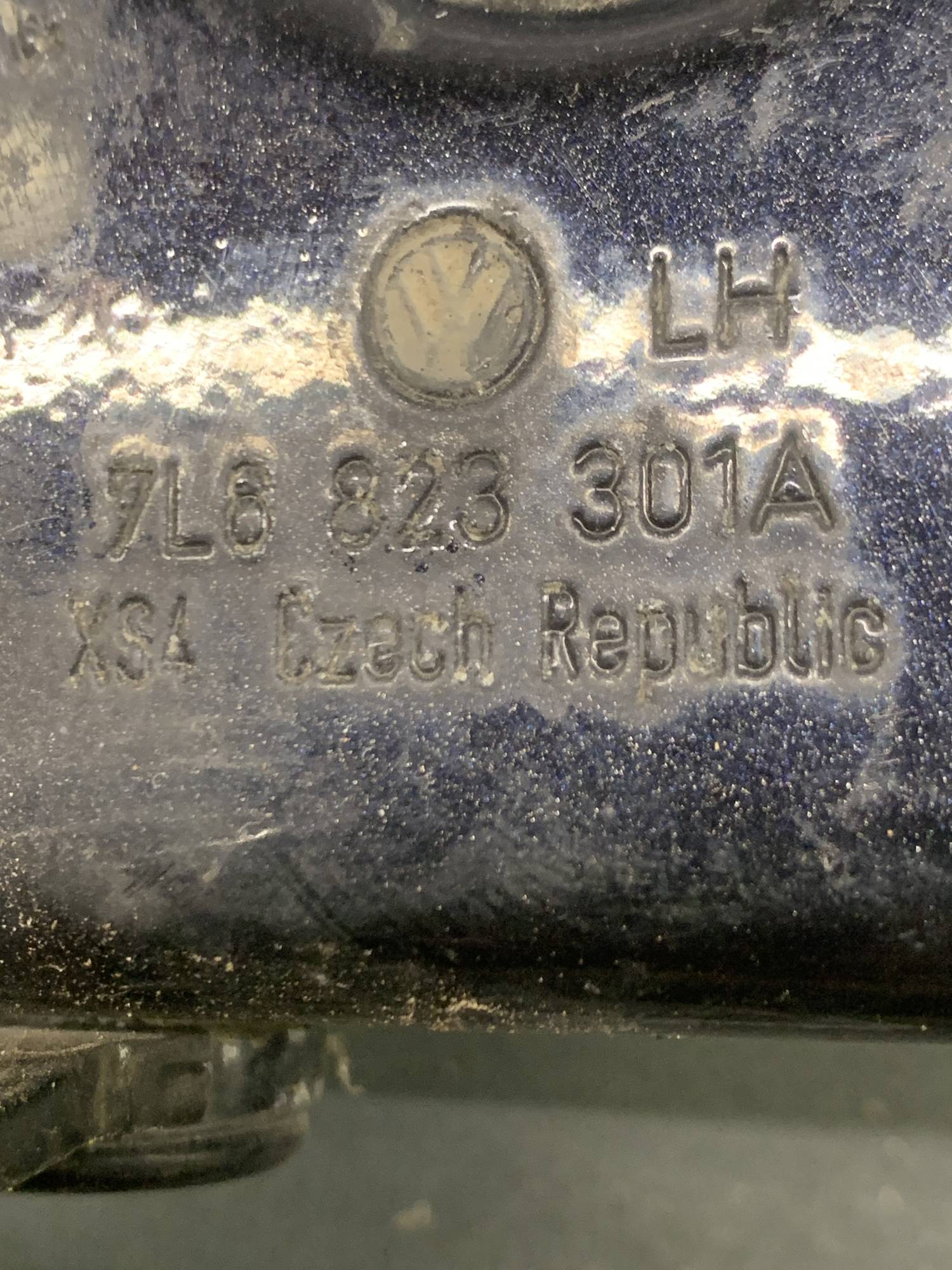 Петля капота ліва Touareg (2003-2006) дорестайл, 7L6823301A