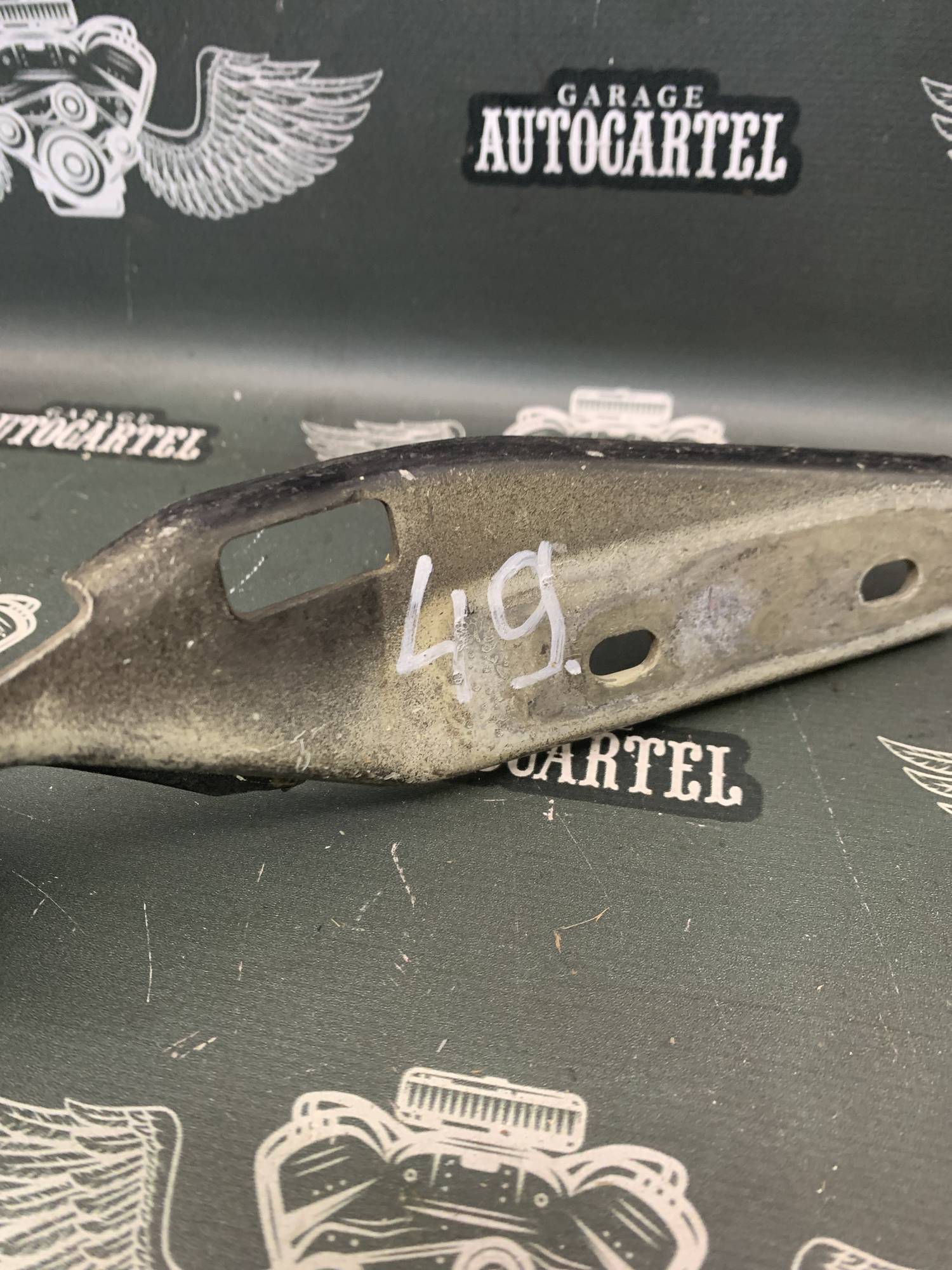 1m0823301b Петля капоту ліва Seat Toledo II (1M) 1991-2019