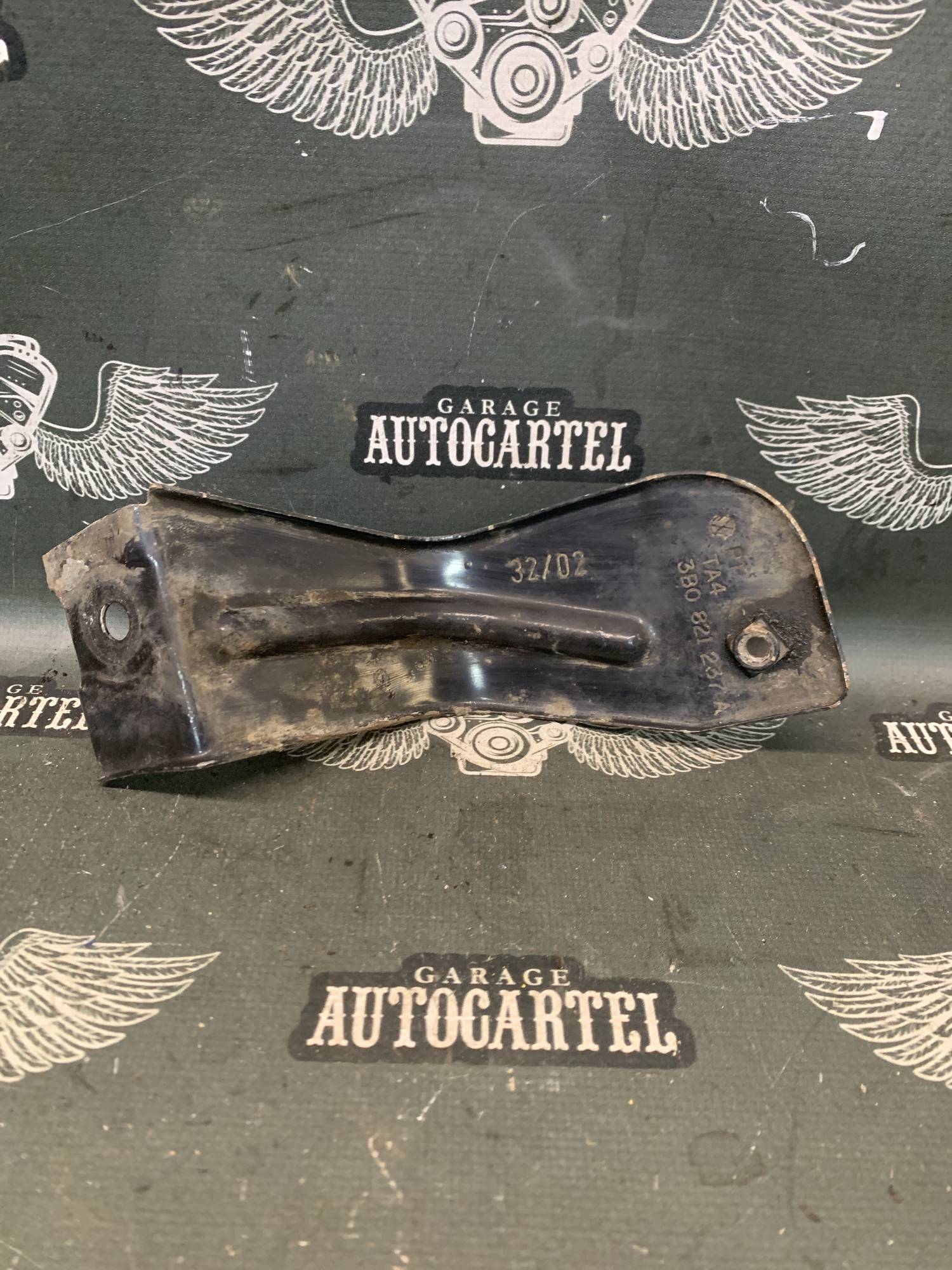 КРОНШТЕЙН КРИЛА ЛІВИЙ ПЕРЕДНІЙ VW PASSAT B5 3b0821237a
