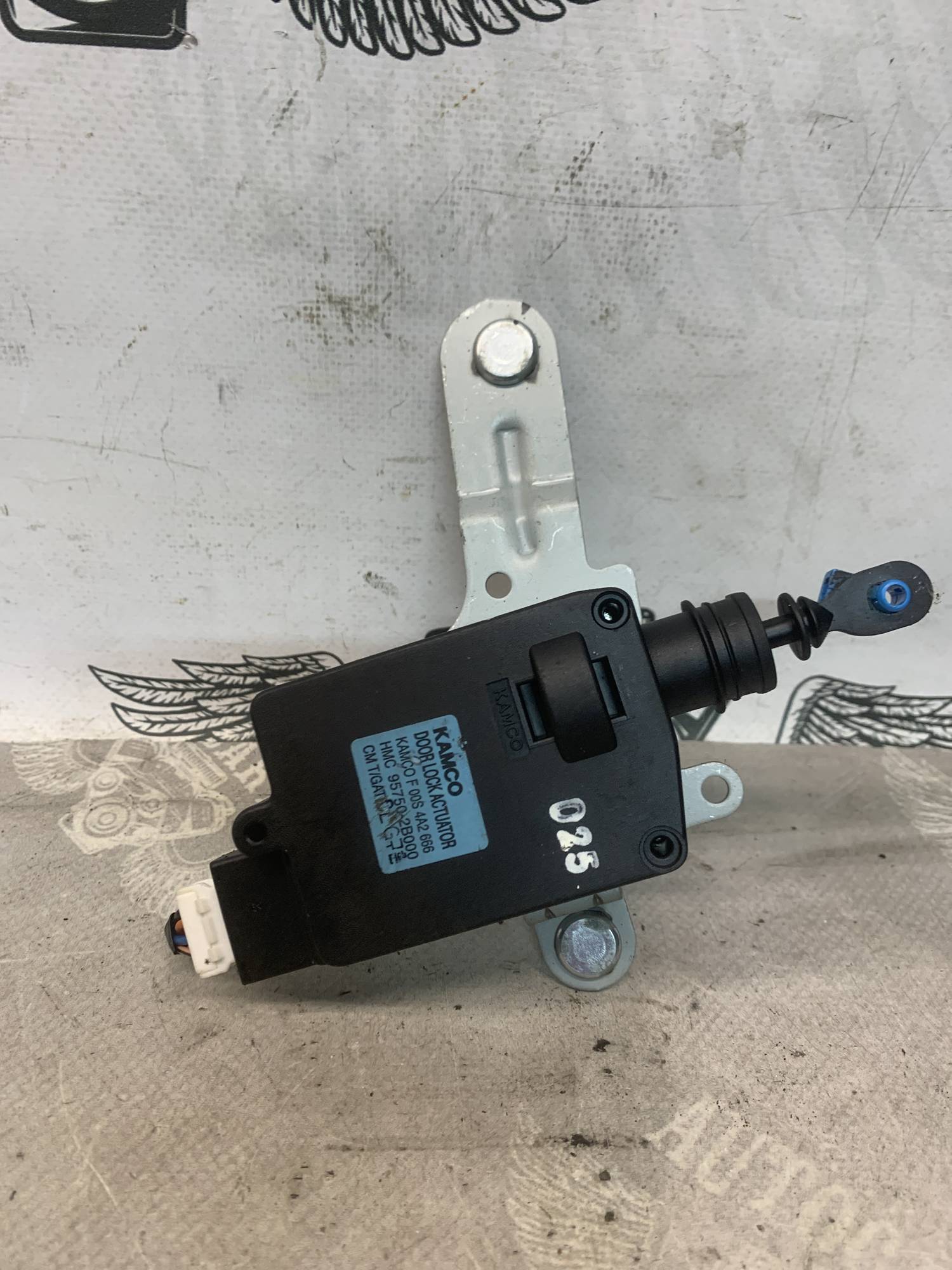 Привід замка кришки багажника Hyundai Santa Fe 95750-2b000