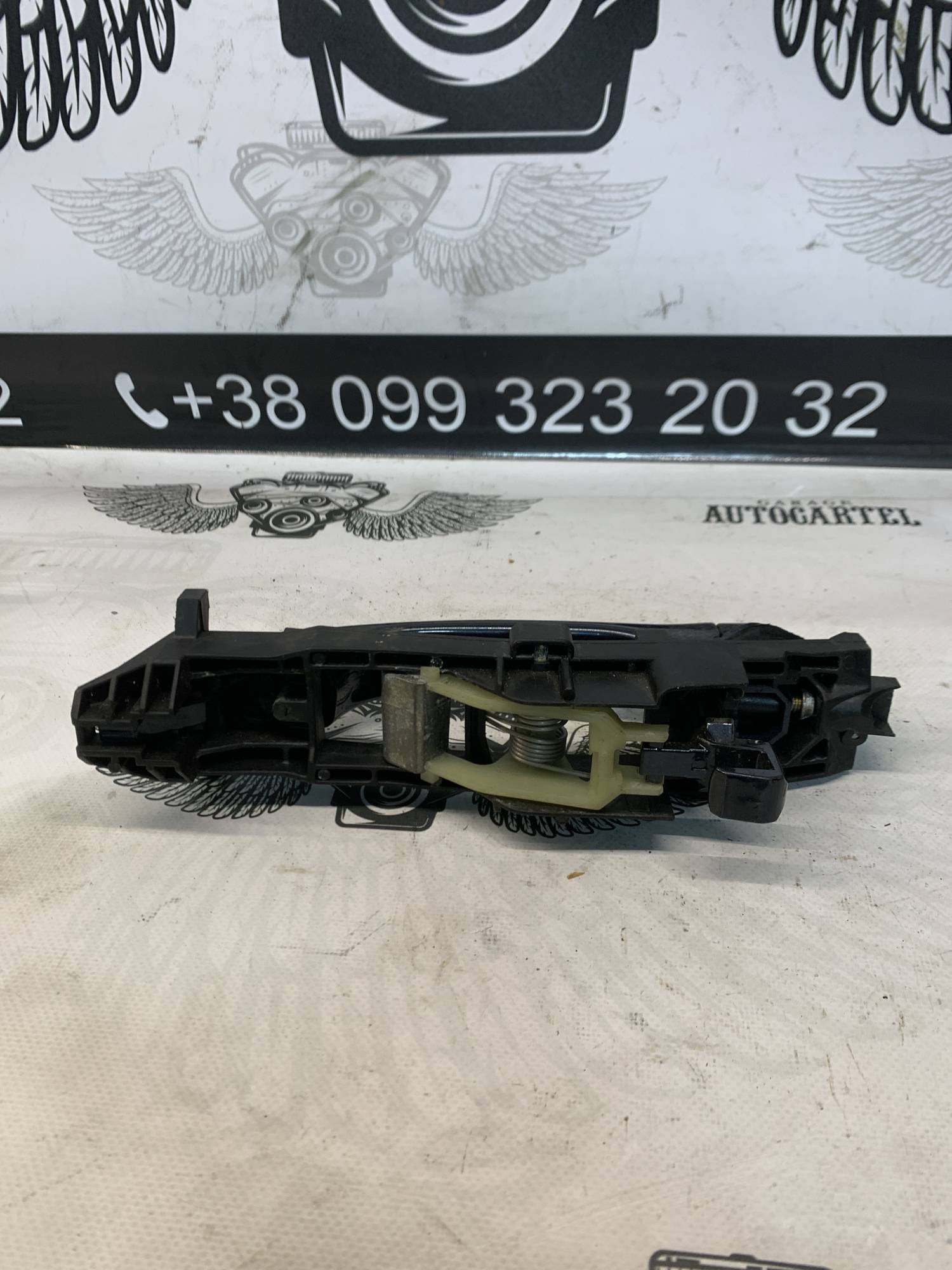 Кронштейн ручки дверей передньої правої MERCEDES-BENZ C-Class W203 A2037600234