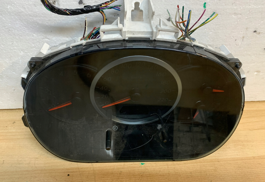 Панель приладів Mazda 5 2.0di 2005-2010 C23555430