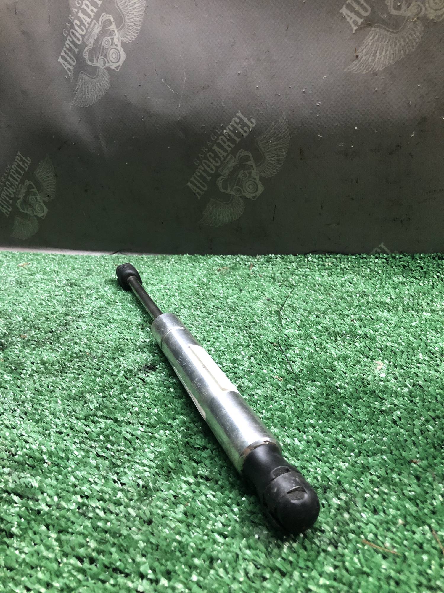 3b5827550f амортизатор кришки багажника Volkswagen Passat B5