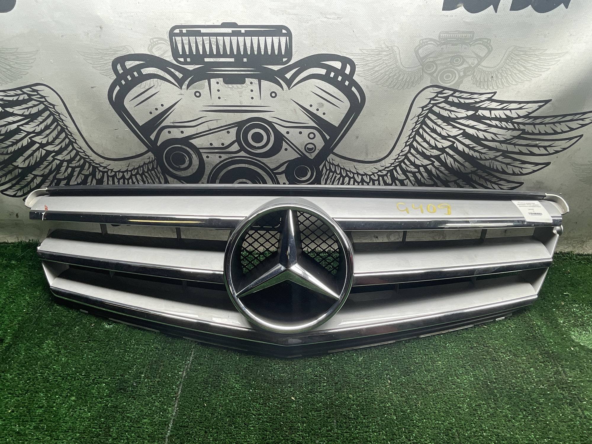 Решітка радіатора Mercedes W204 дефект кріплення a2048801923