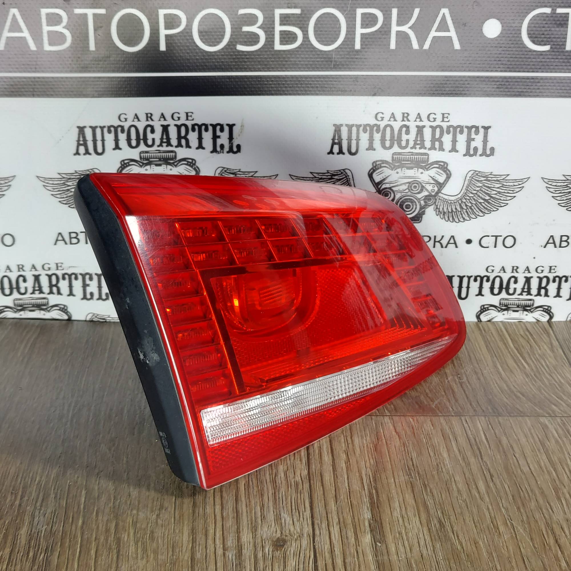 Ліхтар лівий внутрішній VW Passat B7 універсал 3AF945307D