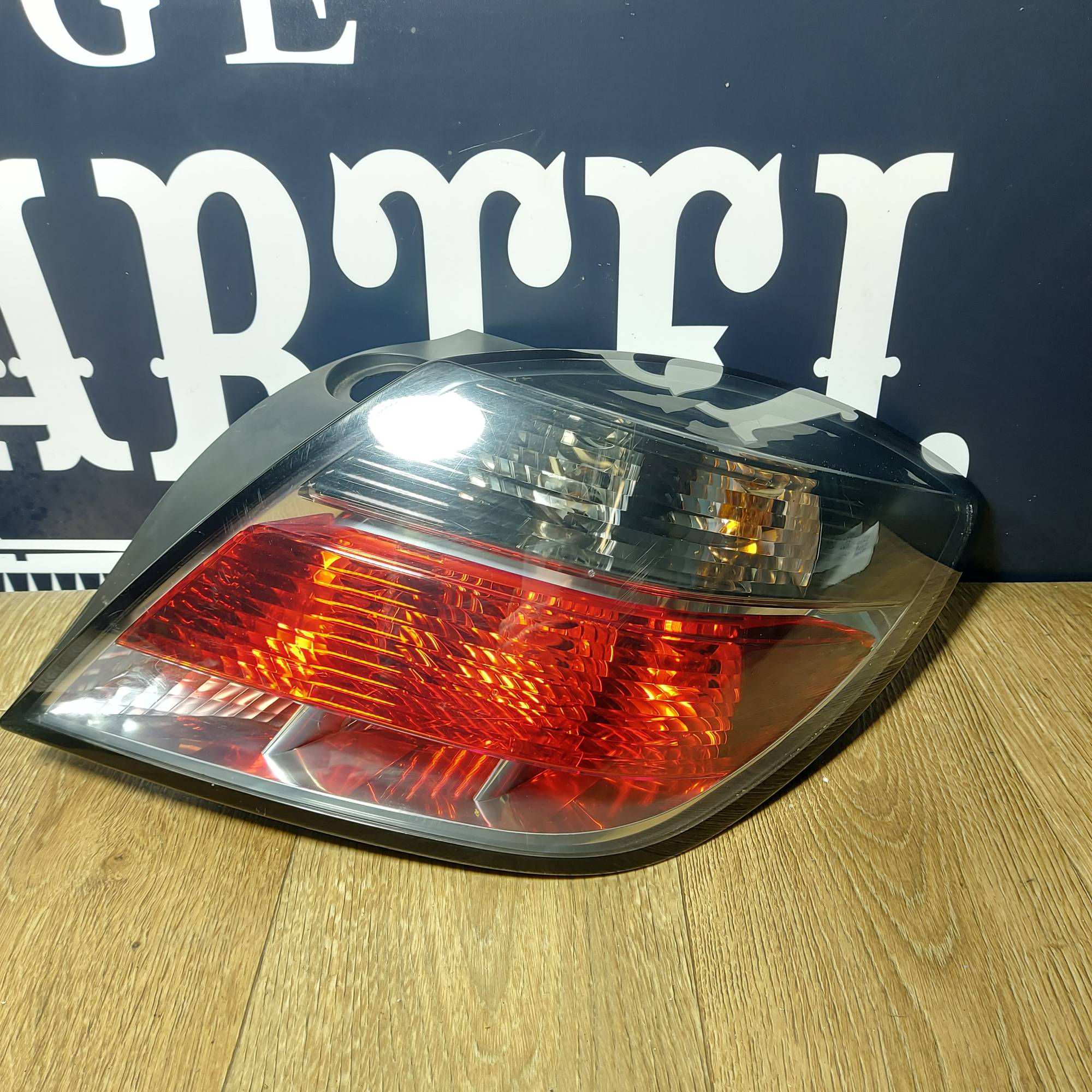 Ліхтар правий Opel Astra H рестайл 3дв. 24451834