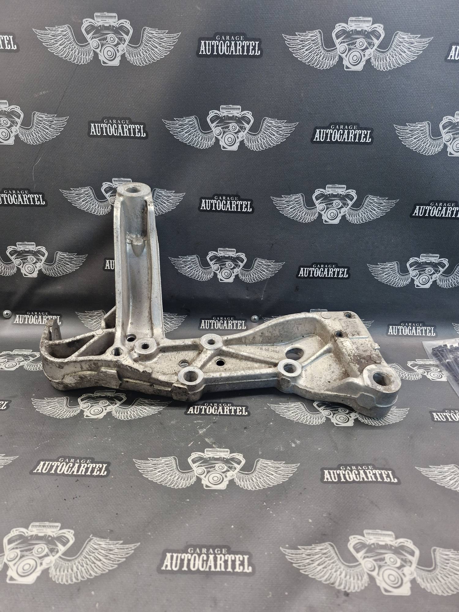 Кронштейн передньої балки правий Volkswagen Golf 5 1K0199296F