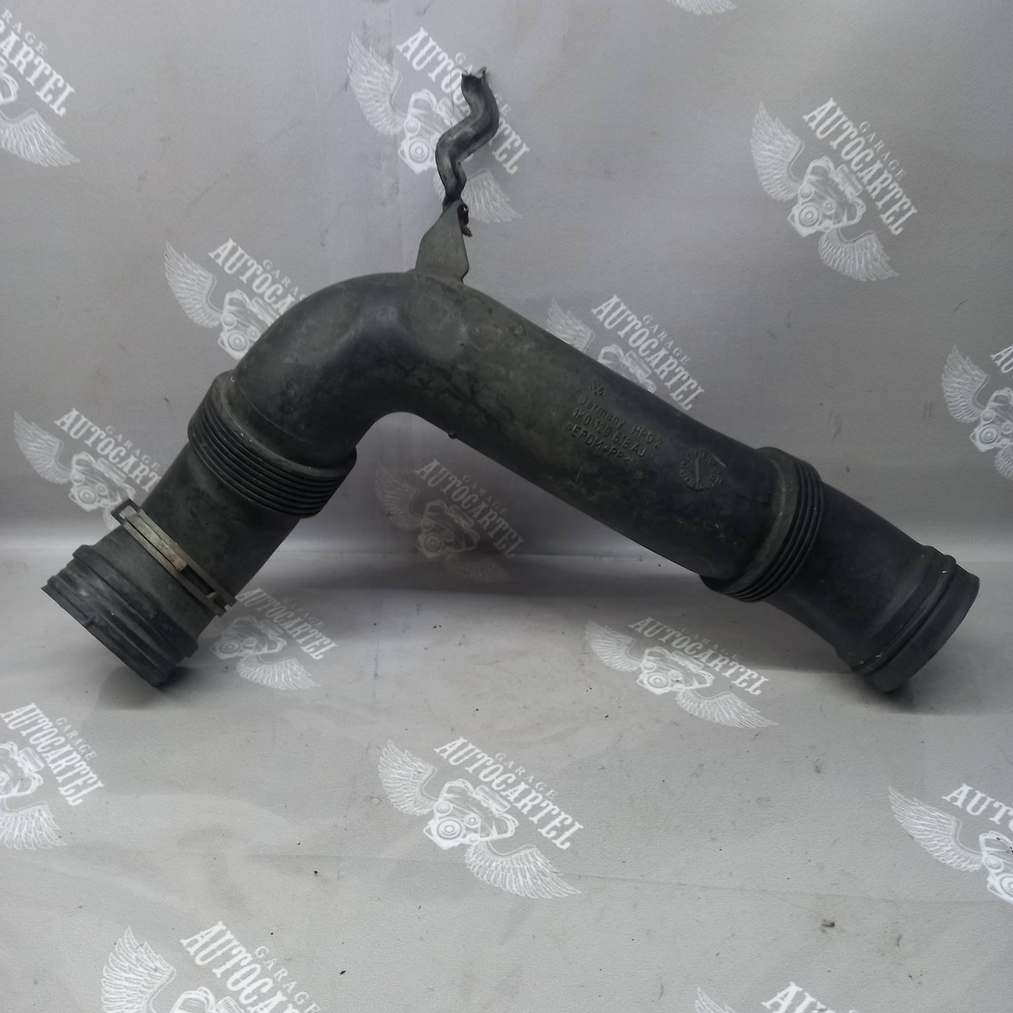 Патрубок повітря до резонатора vw golf vi 09-14, golf v 03-09 1k0129618aj