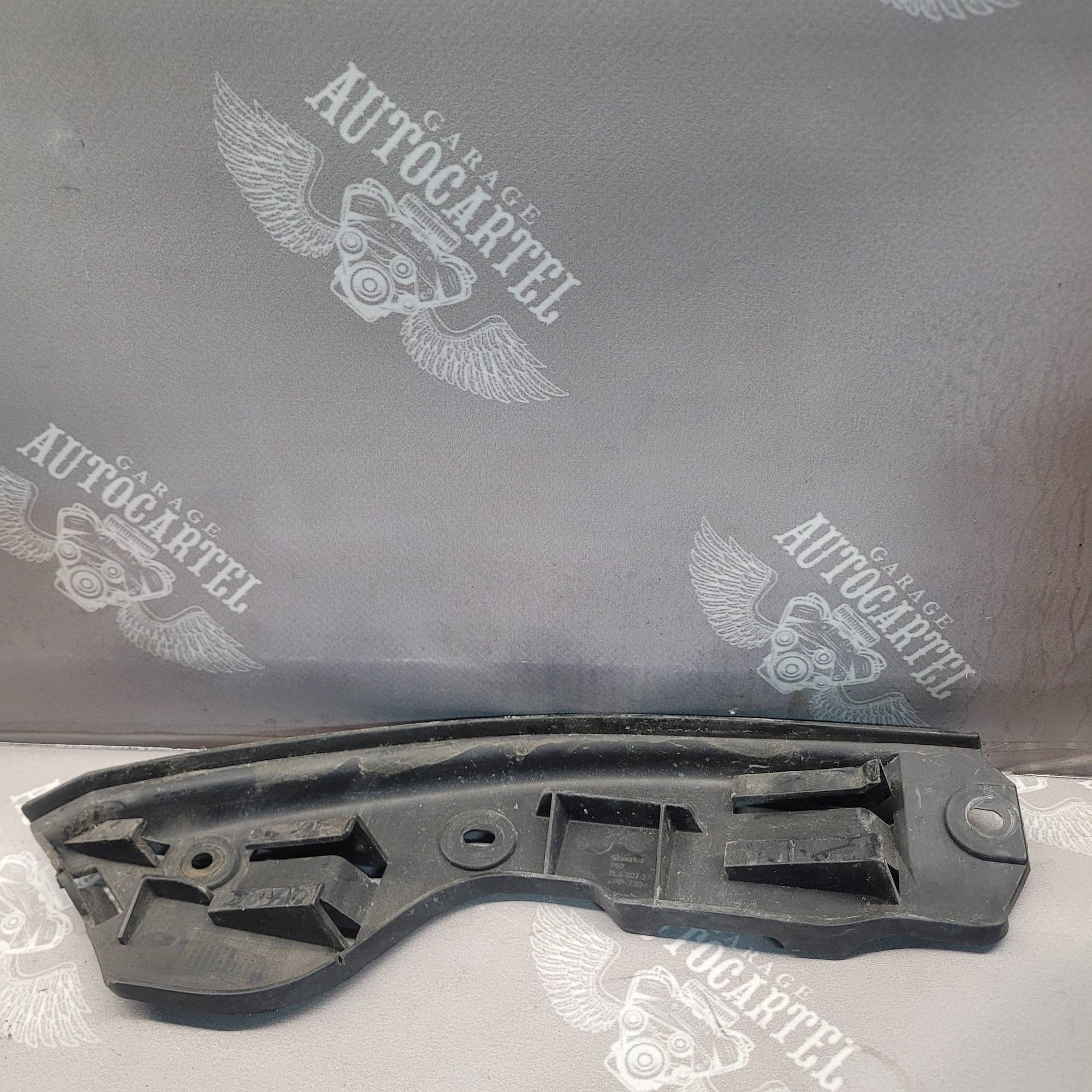 Кронштейн бампера задній лівий Volkswagen Touareg 2002-2010 7L6807393