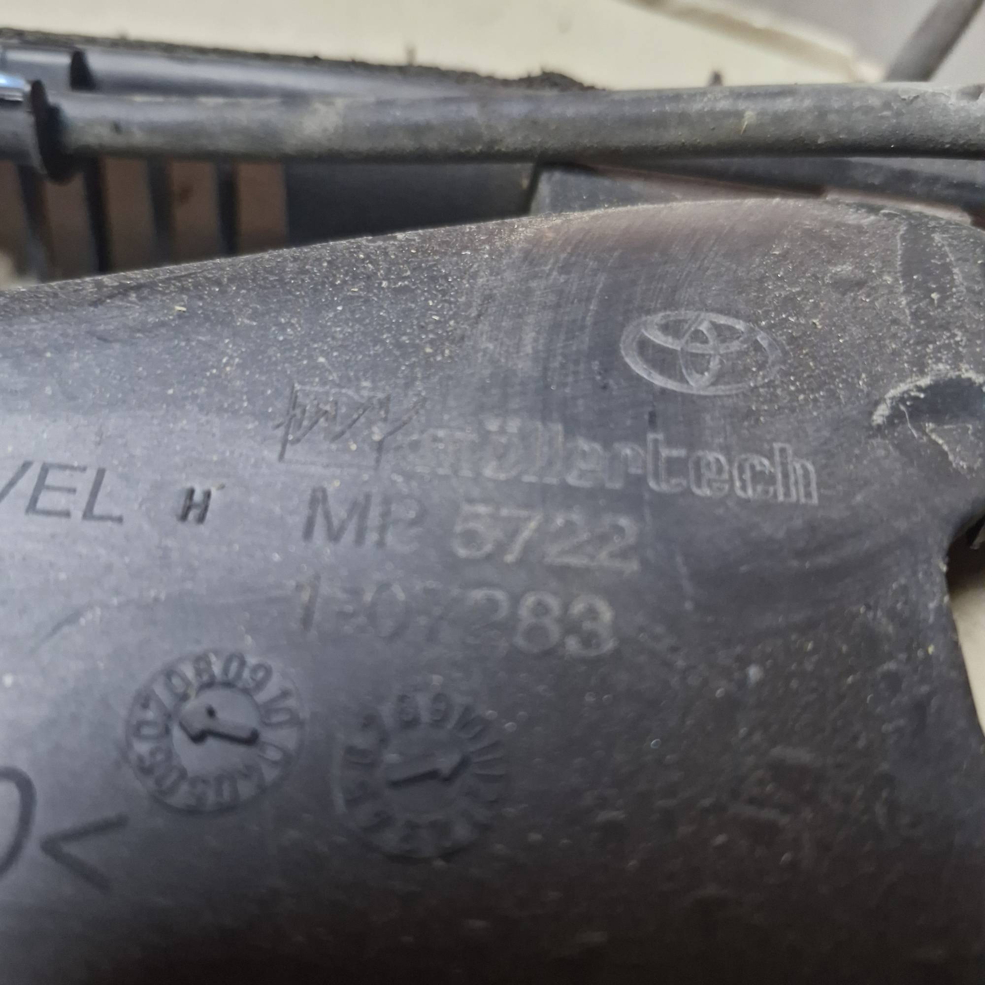 mp5722 Декоративна накладка під лобове скло жабо Toyota aygo