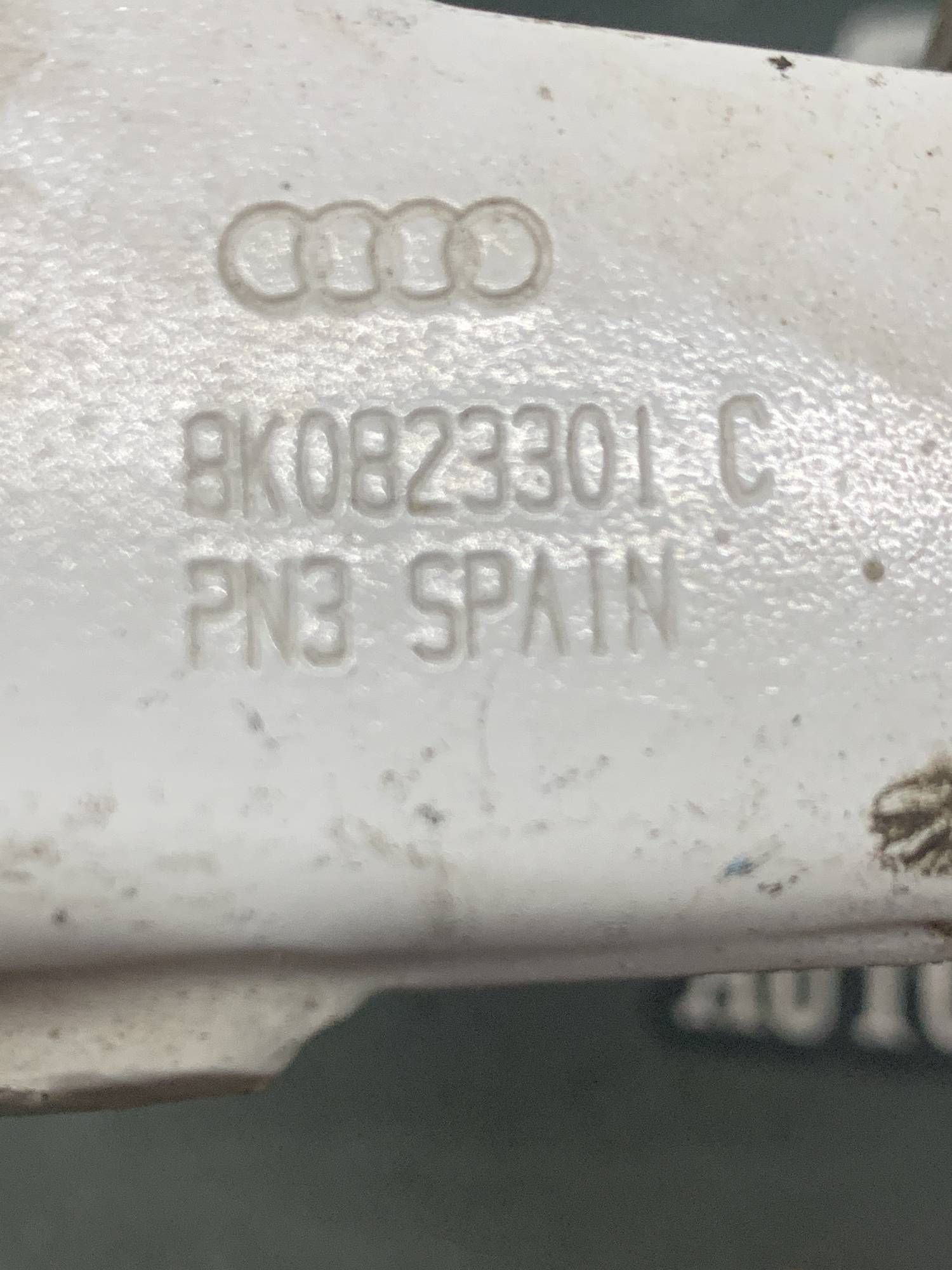 8k0823301c Петля капота ліва audi A4 b8