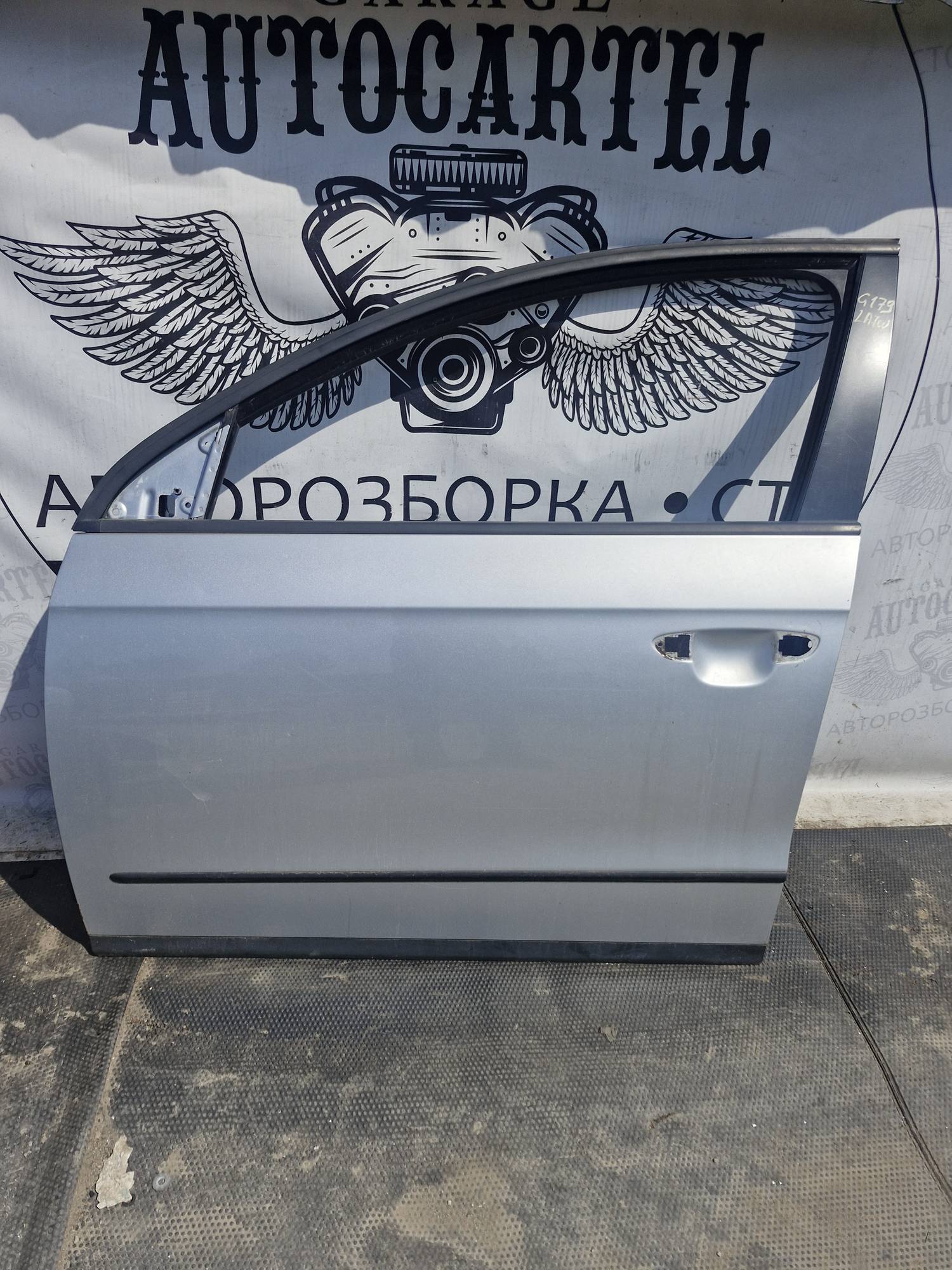 Дверка передня ліва Volkswagen Passat b6 21735905
