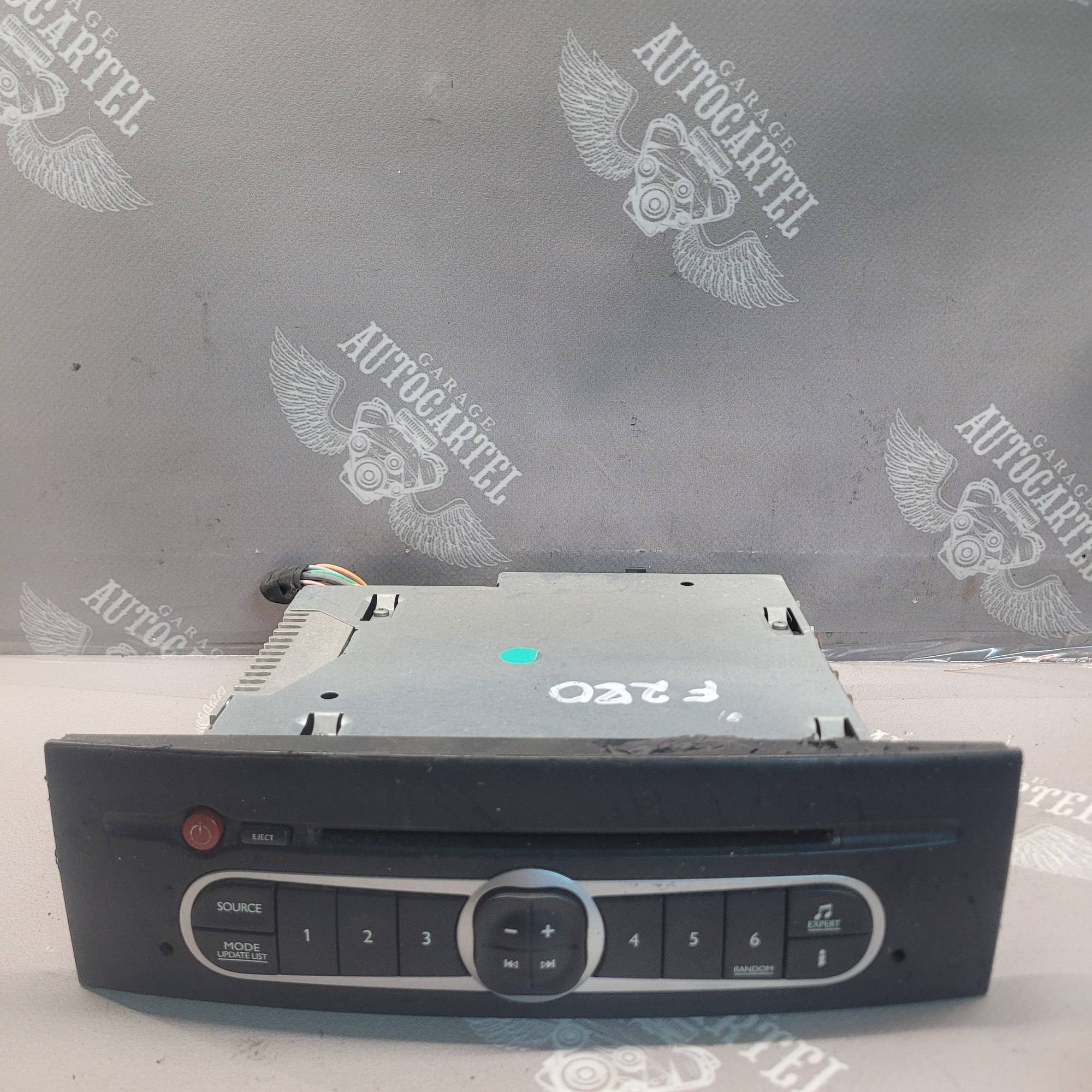8200607909t Магнітафон Renault Laguna 2