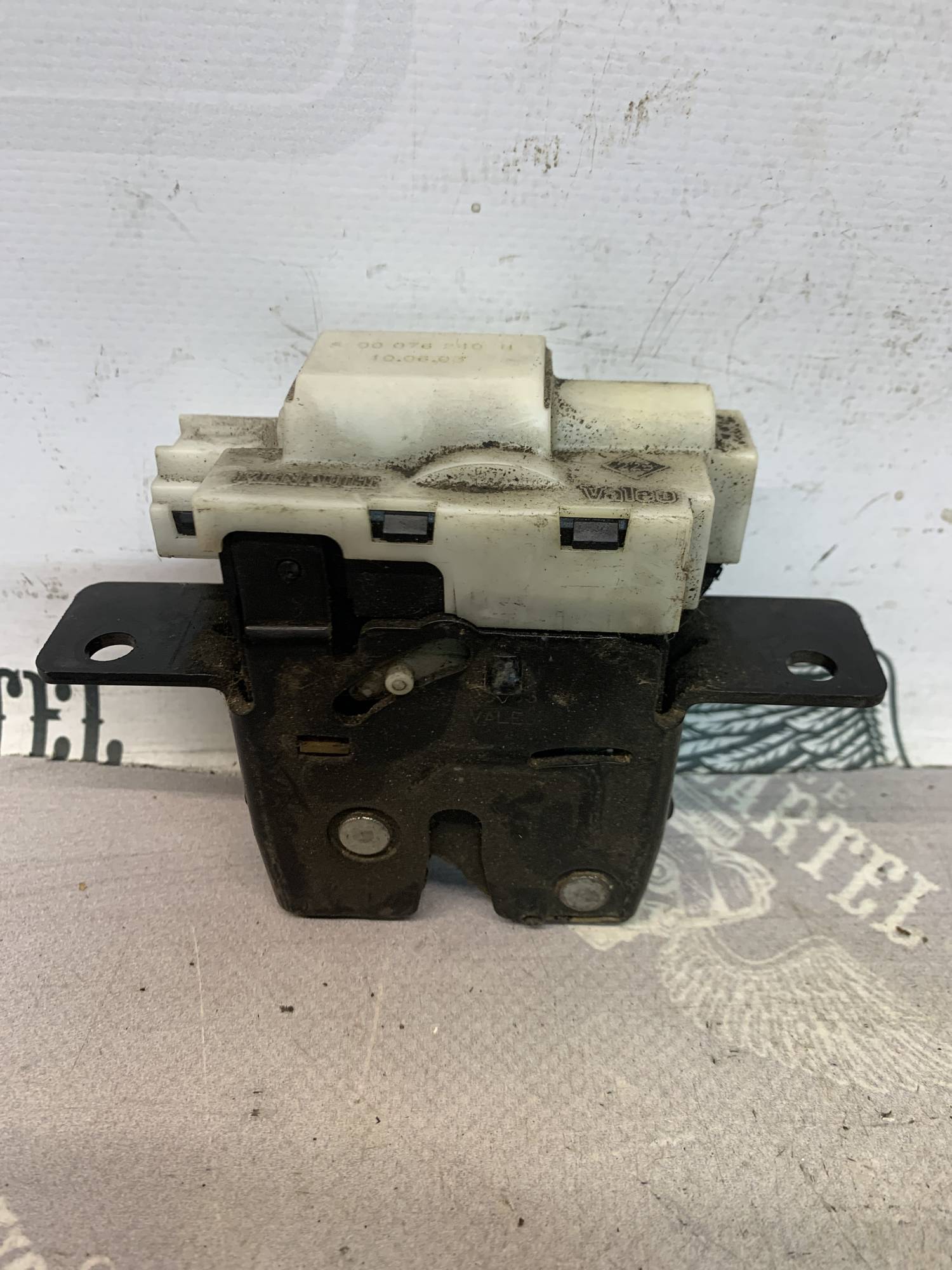 Замок кришки багажника Renault Megane II 8200076240b