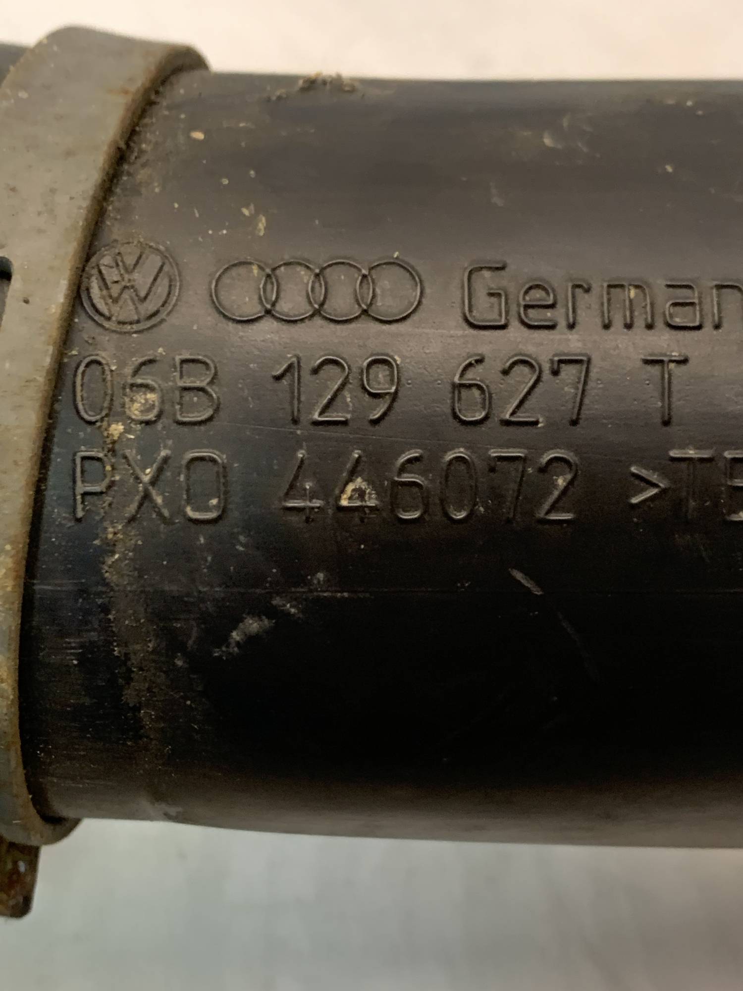 Трубка повітряний патрубок AUDI A4 B6 VW Passat B5 06b129937t