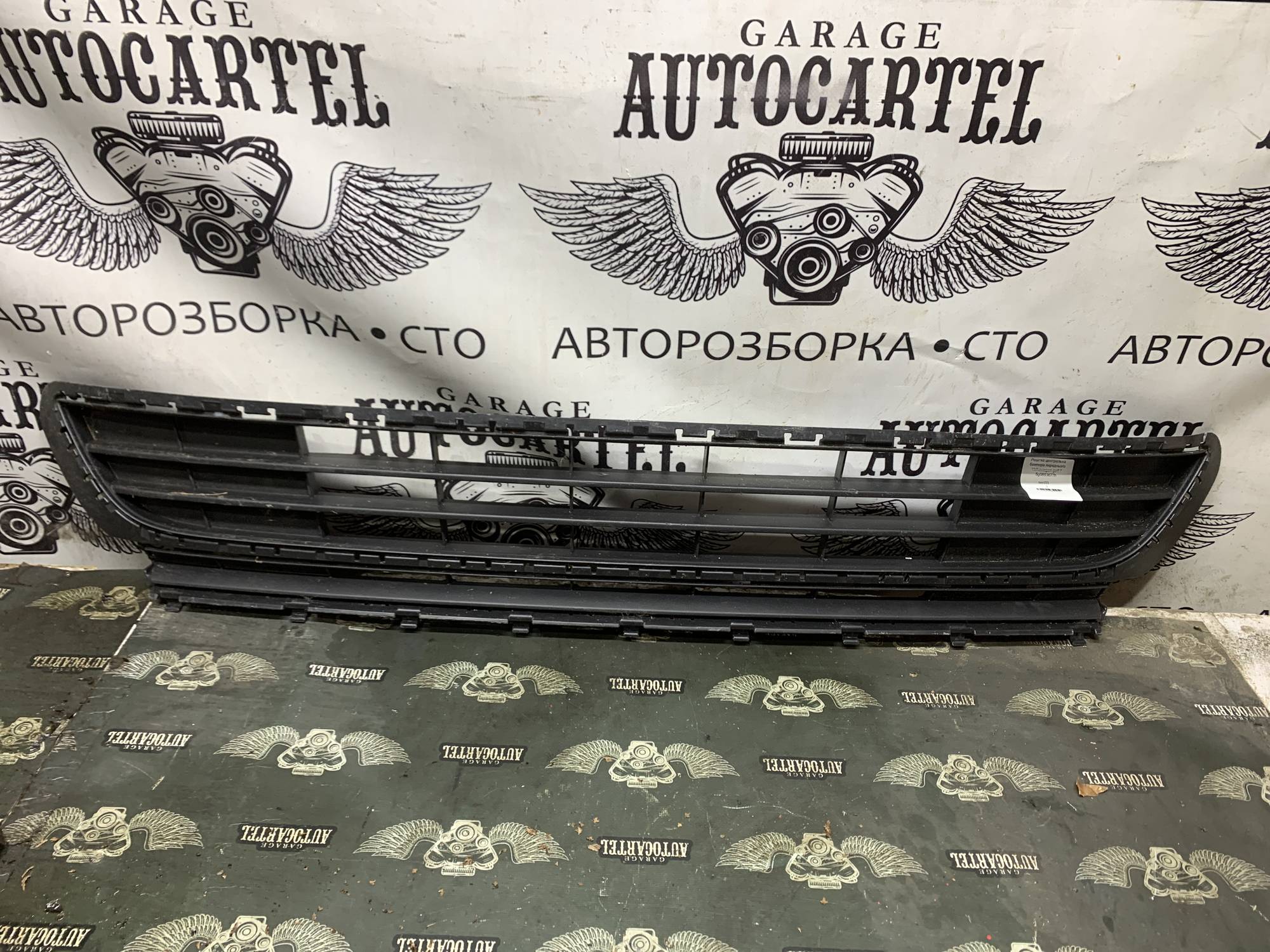 Решітка центральна бампера переднього Volkswagen golf 7 5g0853677h
