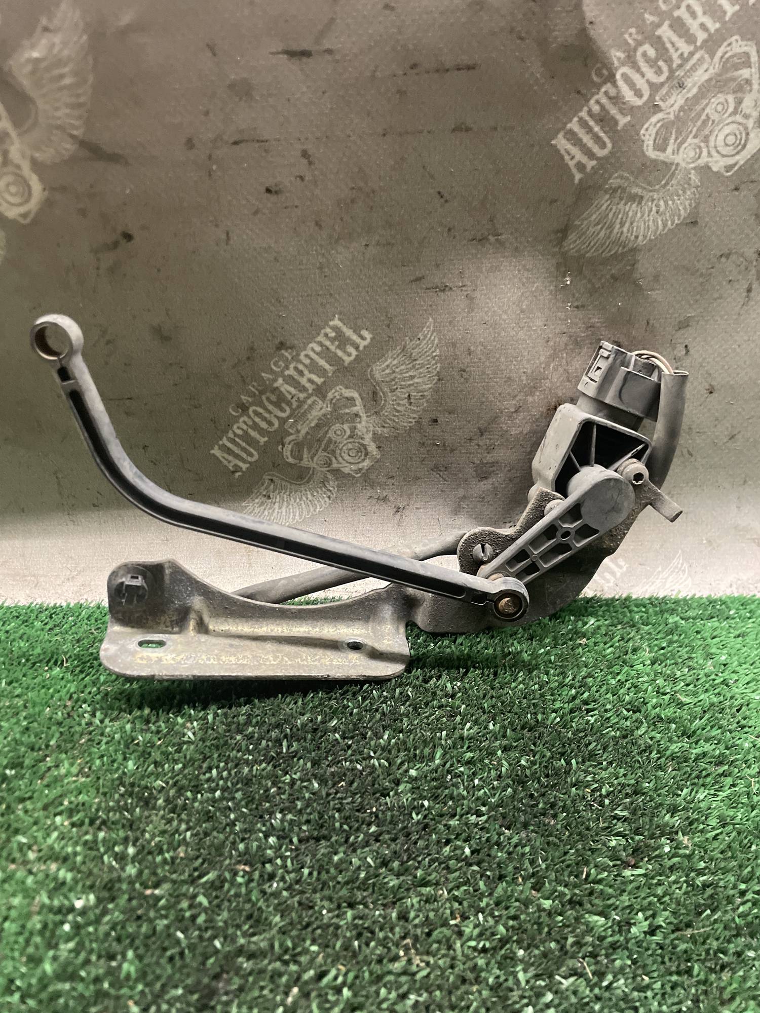Кронштейн з датчиком вирівнювання фар MERCEDES W207 W204 W212 a0045428518 a2043270140