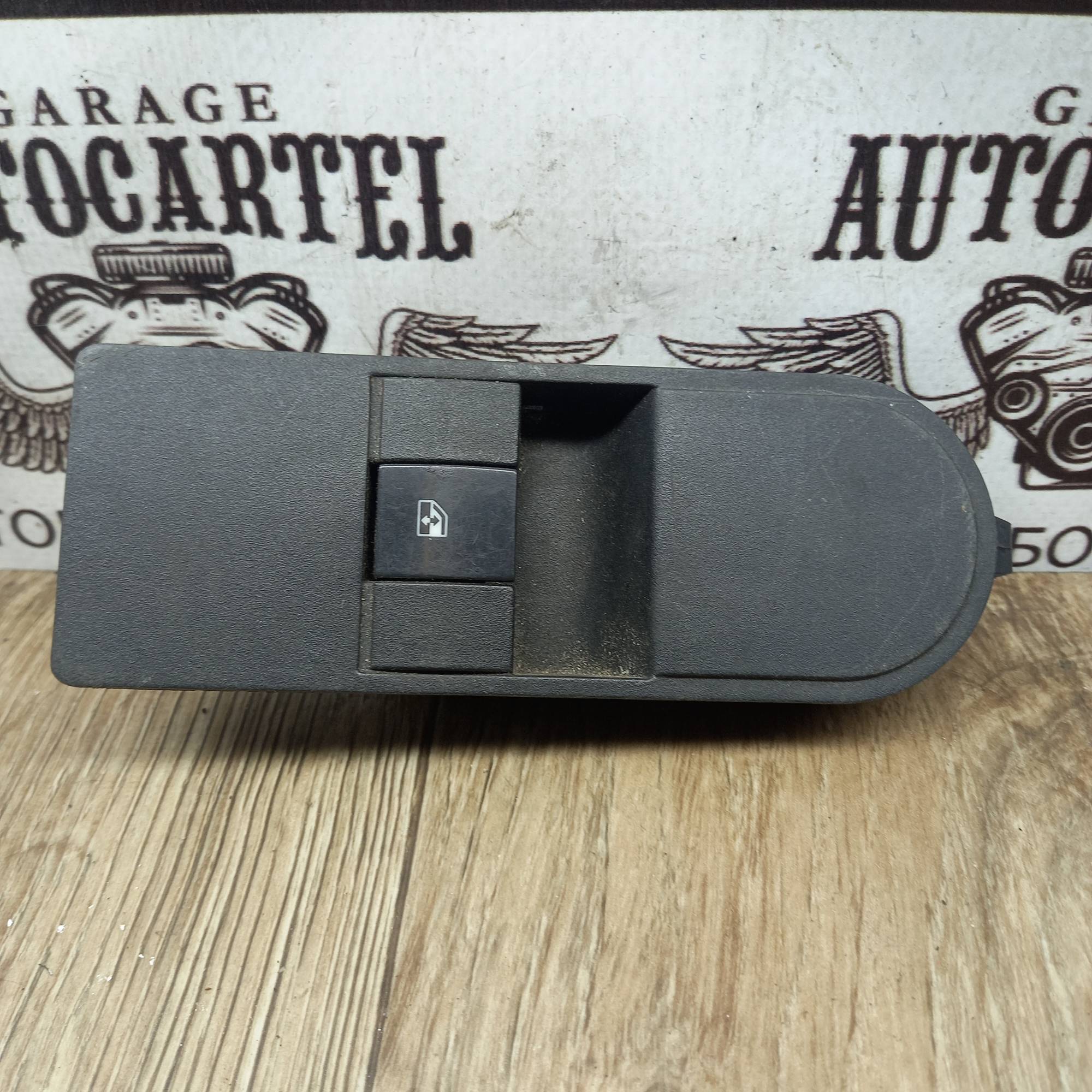 13197132 Кнопка склопідйомника передньої правої дверки Opel Astra H 2004-2010