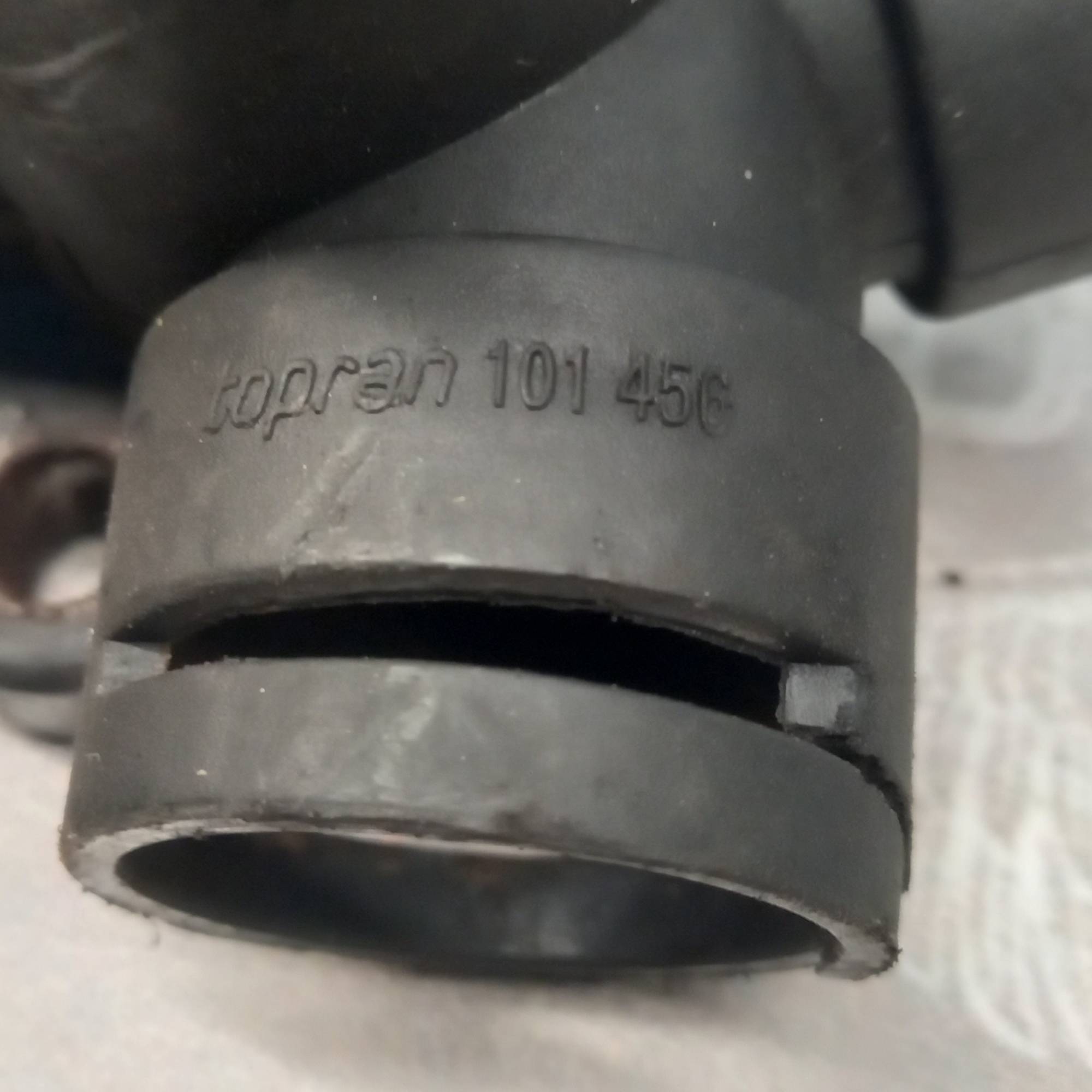 Фланець системи охолодження audi 80/vw golf ii. t iii. iv 1.6td/1.7d/1.9d 82- Topran101456