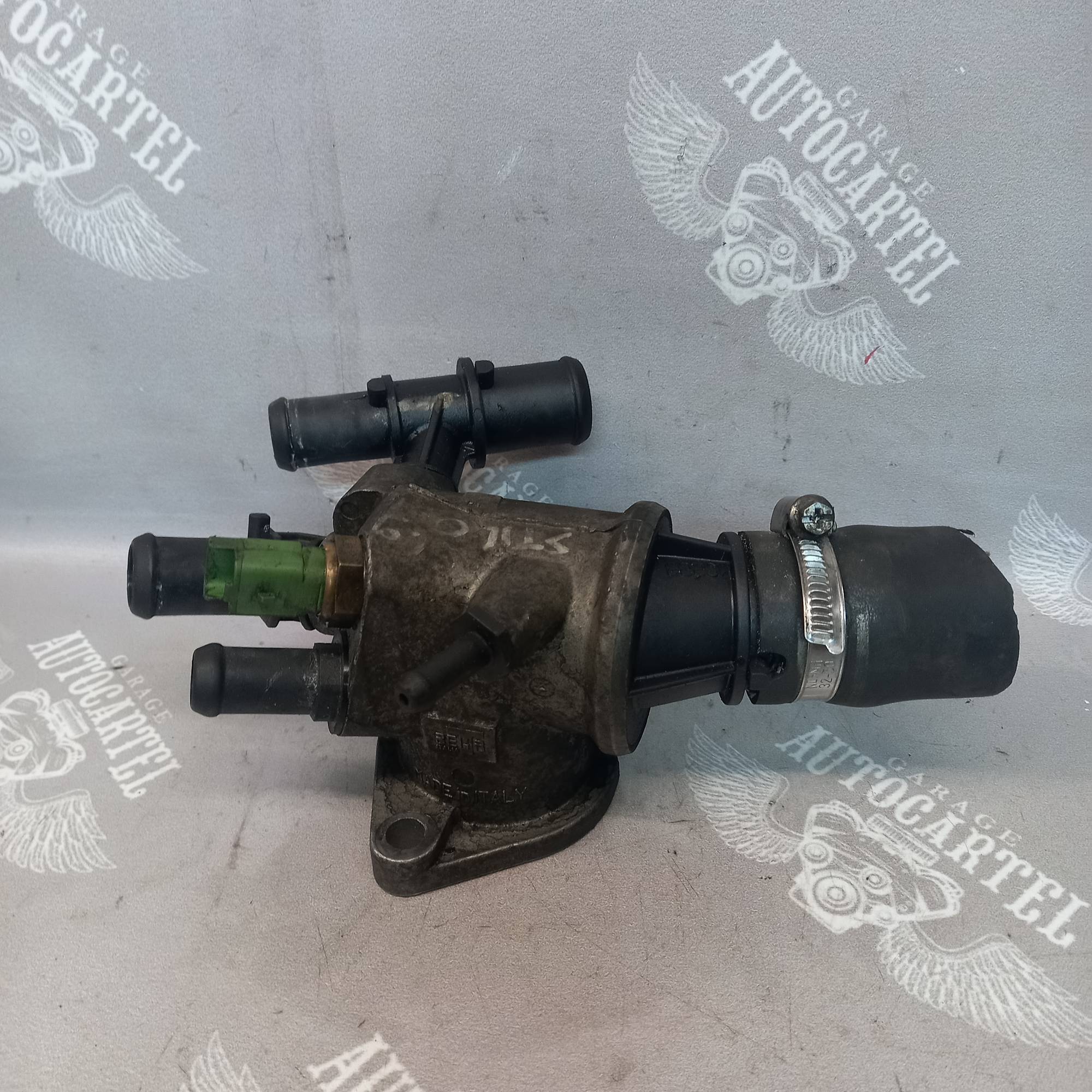 Корпус термостата Fiat Doblo / Opel Combo 1.3 Mjtd / 1.3 cdti, 55180041