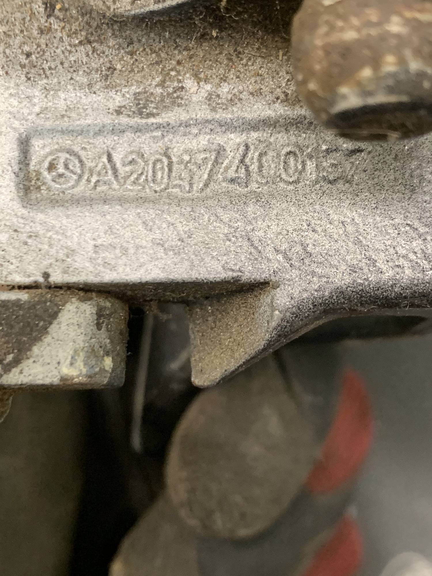 a2047400137 Петля кришки багажника зліва Mercedes S204 2007—2014