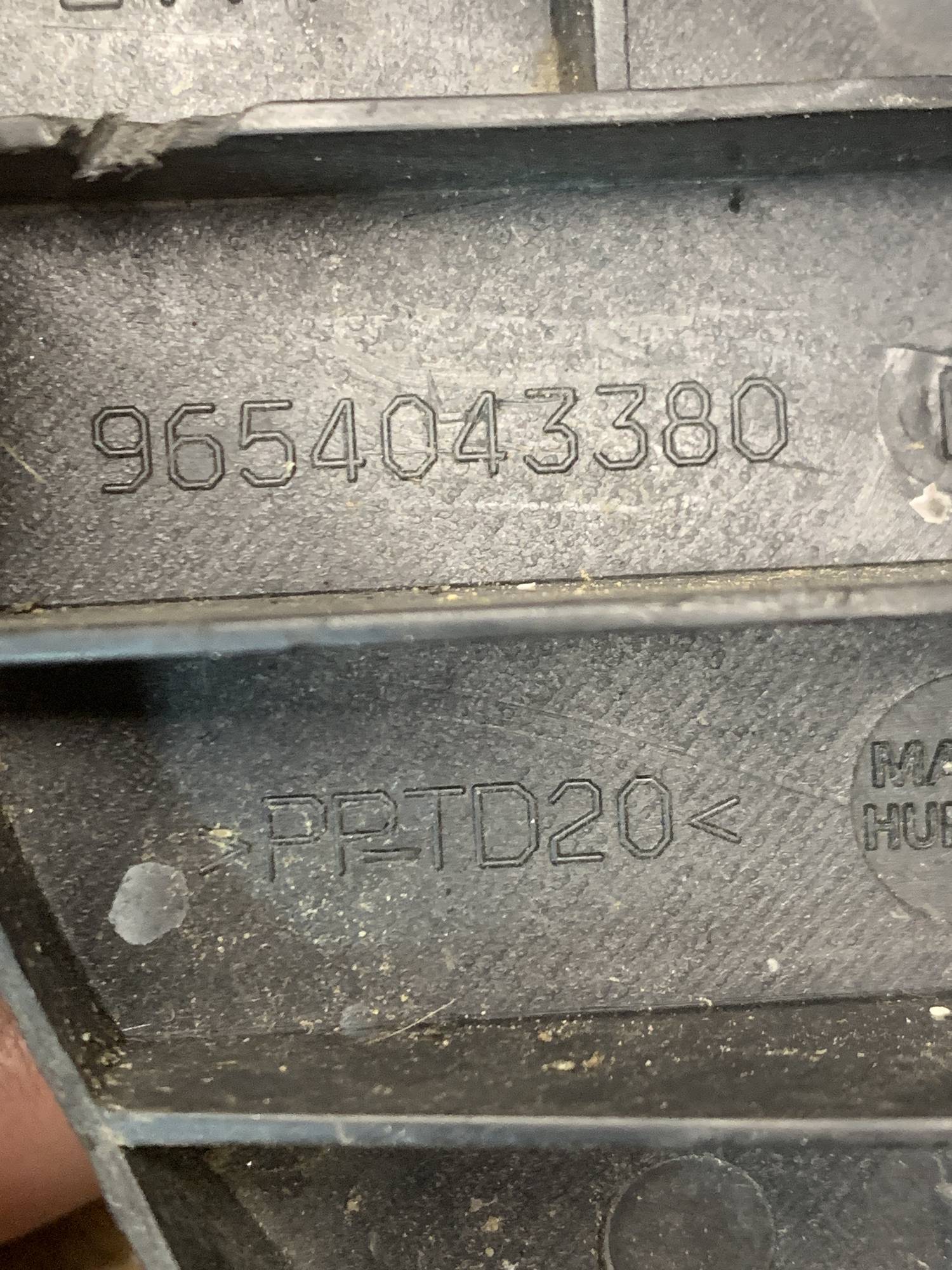 Патрубок повітряного фільтра Citroen C4 Picasso, Berlingo 1.6 HDi 9654043380