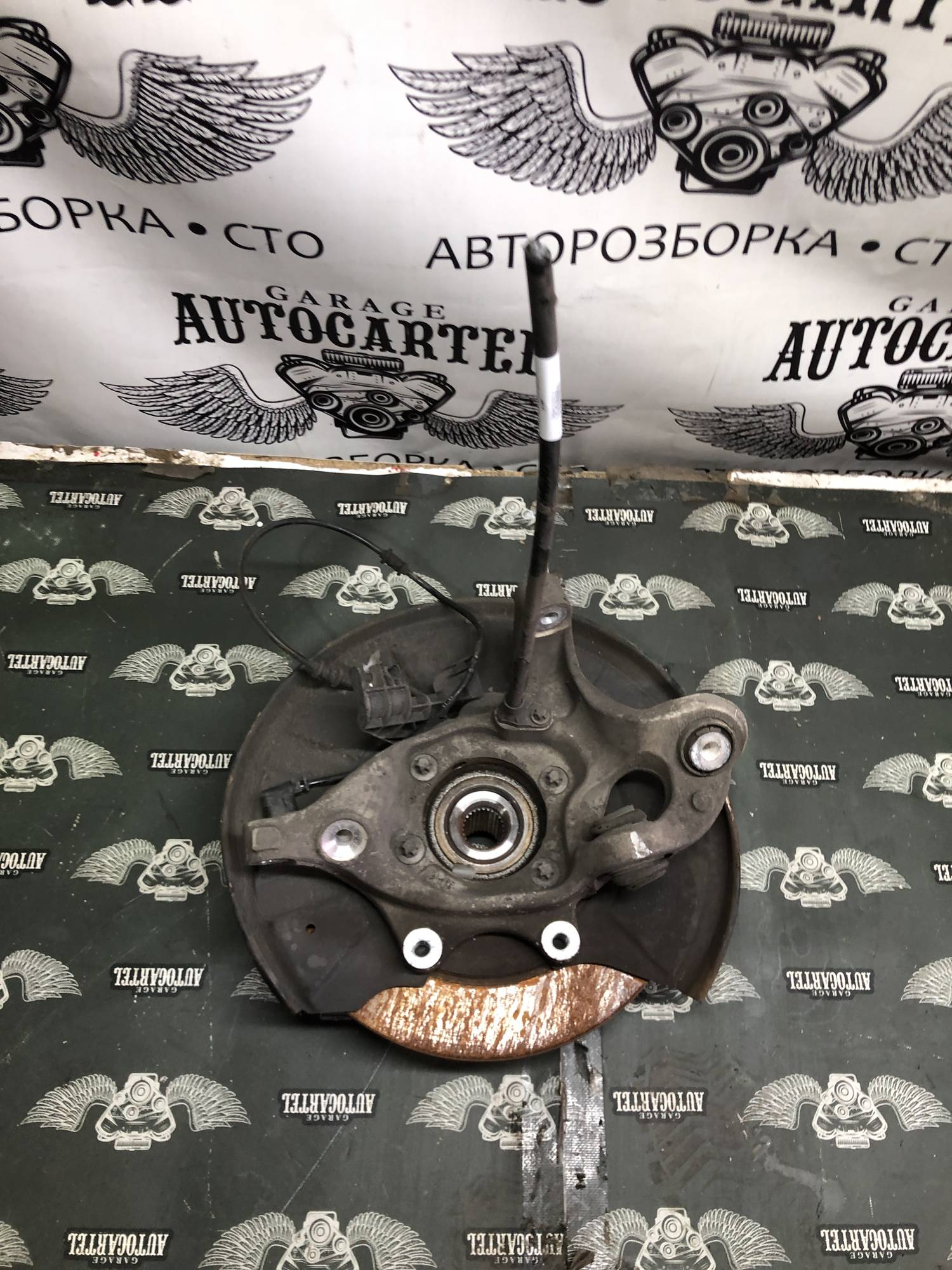 Цапфа ліва Mercedes C-class (W204) 2007-2015 A2043570106